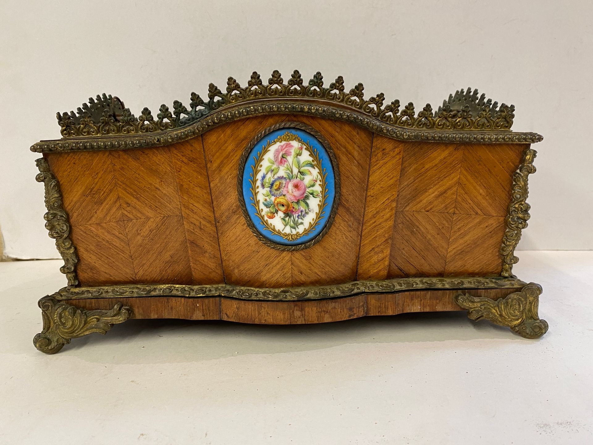 Null Jardinière aus Holz mit Intarsien und einem zentralen Medaillon aus Porzell&hellip;