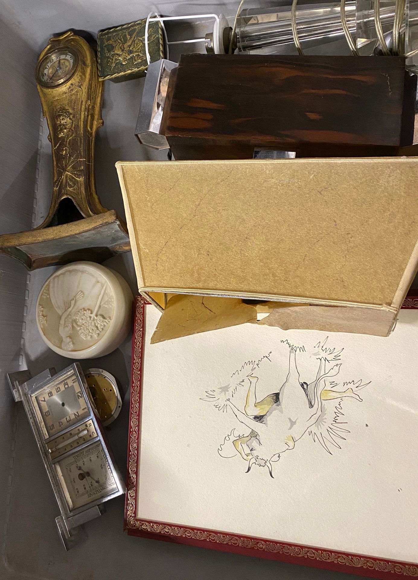 Null 套装包括一个LE VERRIER铜盒，一个1900年的事故钟，5个杯垫，一个玻璃灯架，一个现代派灯架和一个气压计闹钟