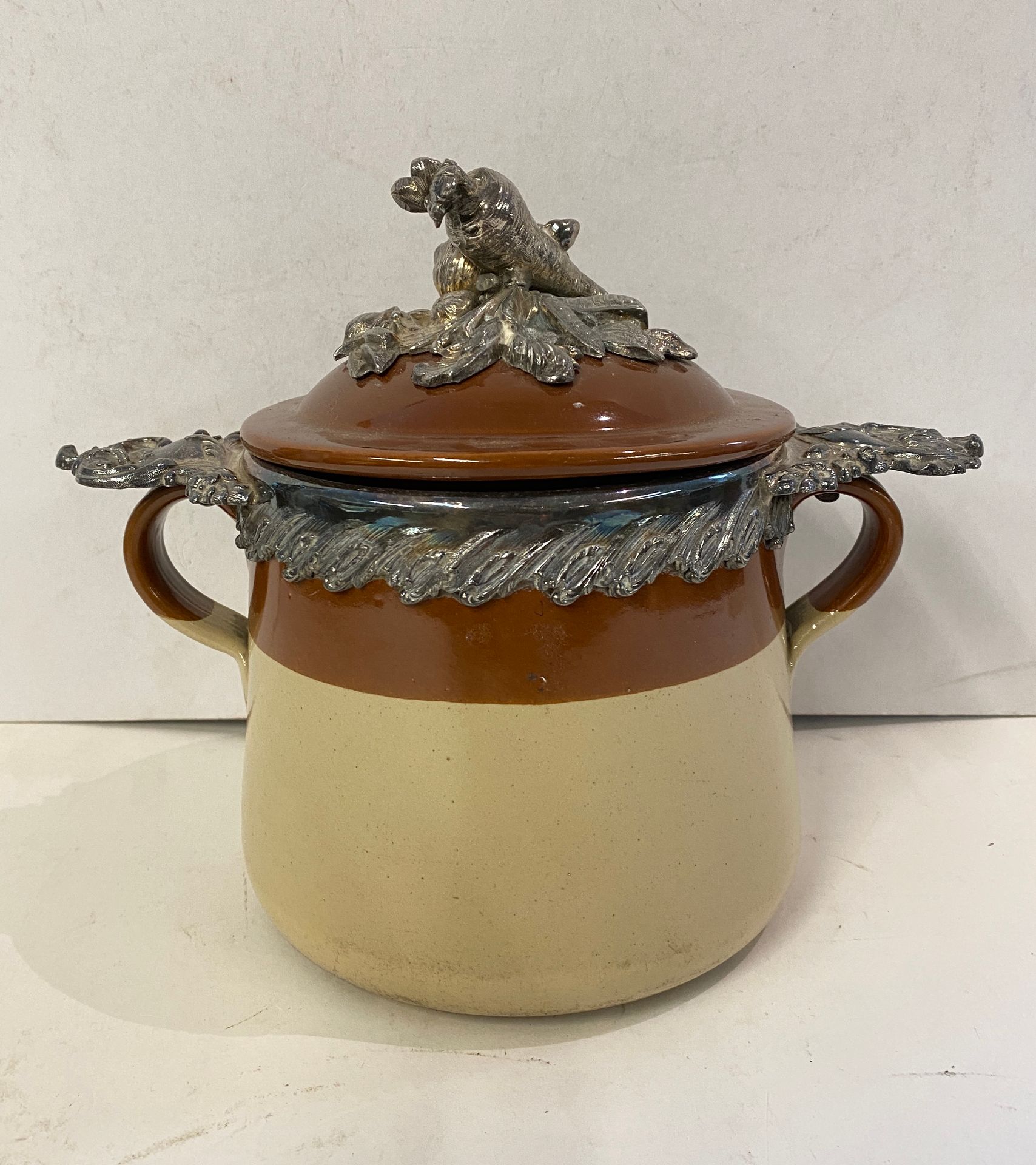 Null 有盖陶罐，银色铜质安装和手柄

高：21厘米

20世纪初的英国作品