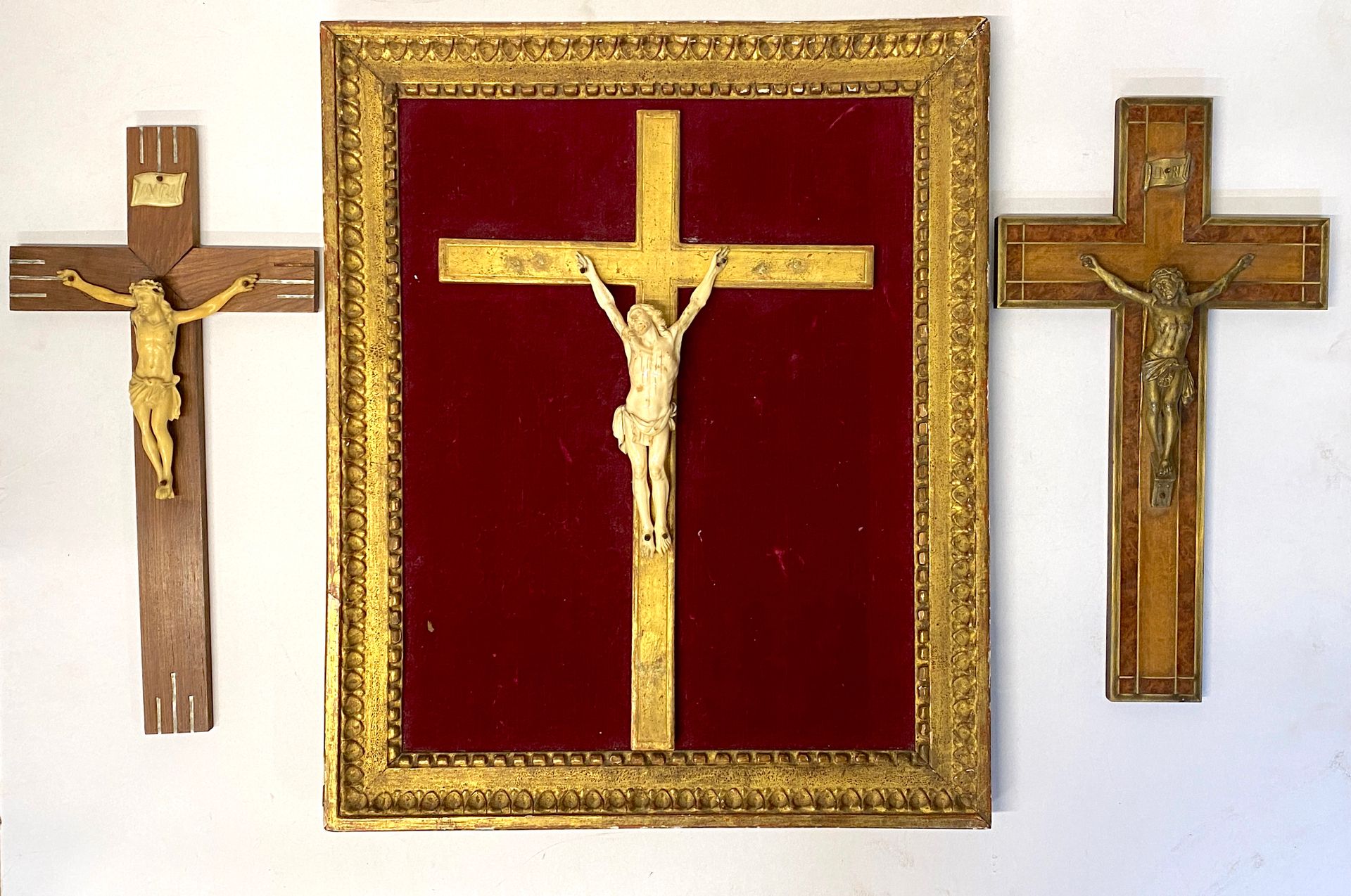Null 象牙材质的基督（高：15厘米）

另外两个青铜和树脂十字架（高：14和12.5厘米）