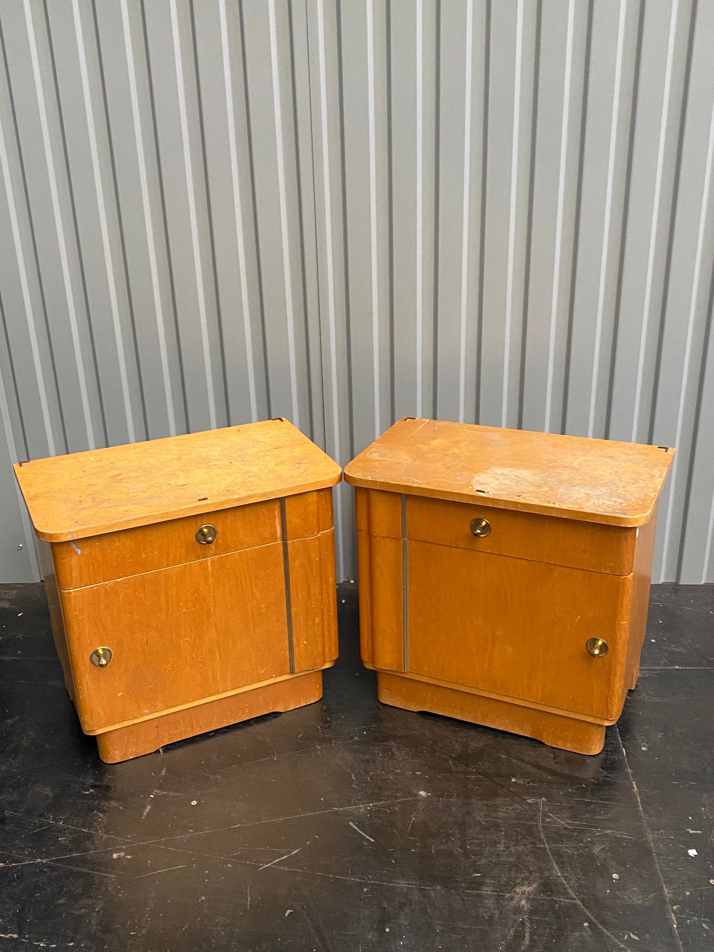Null Pair of bedside tables in light wood

German work around 1940

H : 52 - L :&hellip;