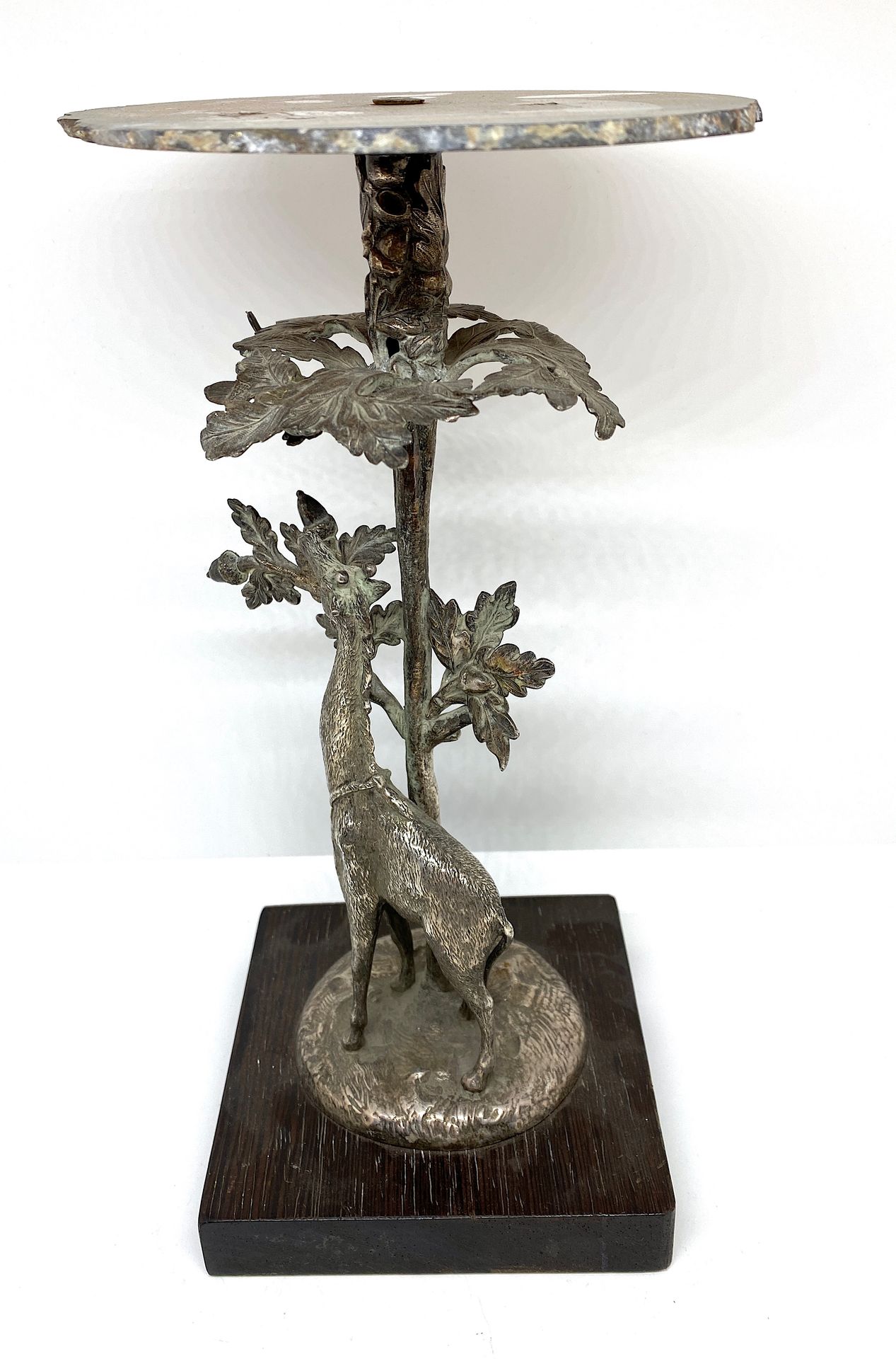 Null 一个镀银的青铜展示品，展示了一个以玛瑙托盘为顶的腰带，放在一个方形的木质底座上。

高：28.5厘米