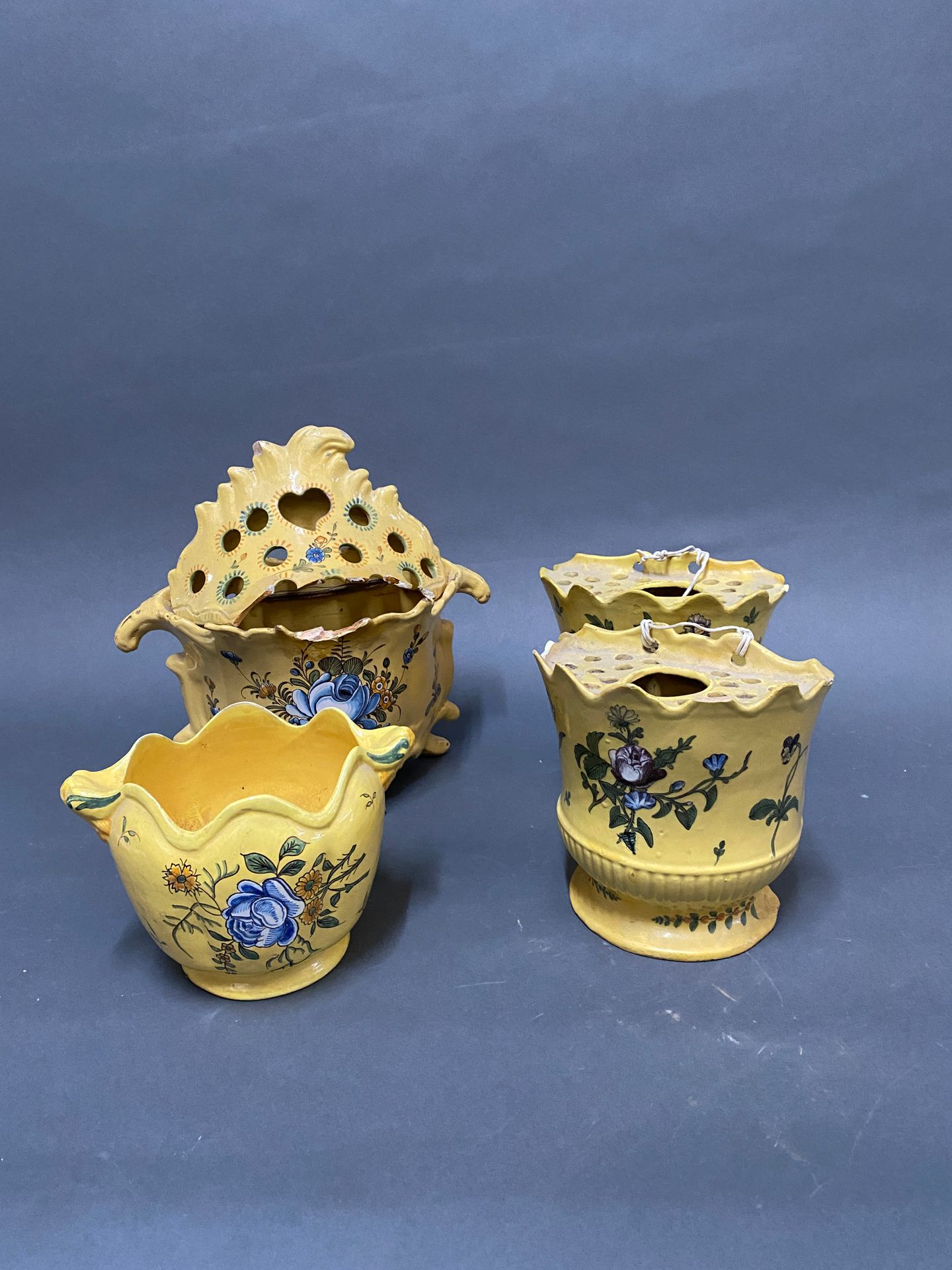 Null MONTPELLIER ?

有盖花盆和一对花盆，陶器，黄色背景上有花。

18世纪

高：26厘米（有盖花束）。

黄底的现代小花瓶