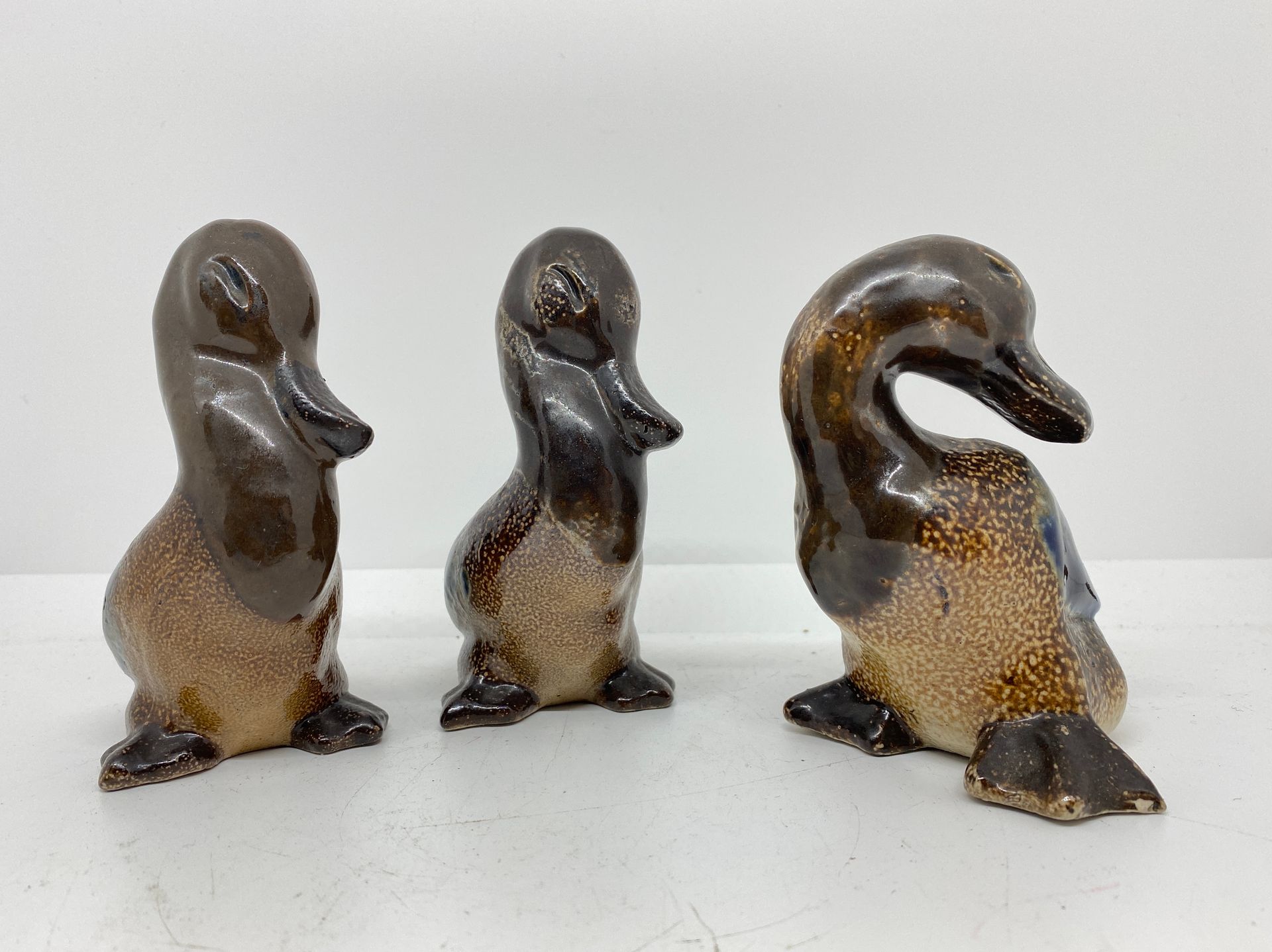 Null 埃尔弗里德-巴尔扎尔-科普(1904-1983)

套装的三只上釉陶瓷鸭子，背面有签名。

H.10厘米