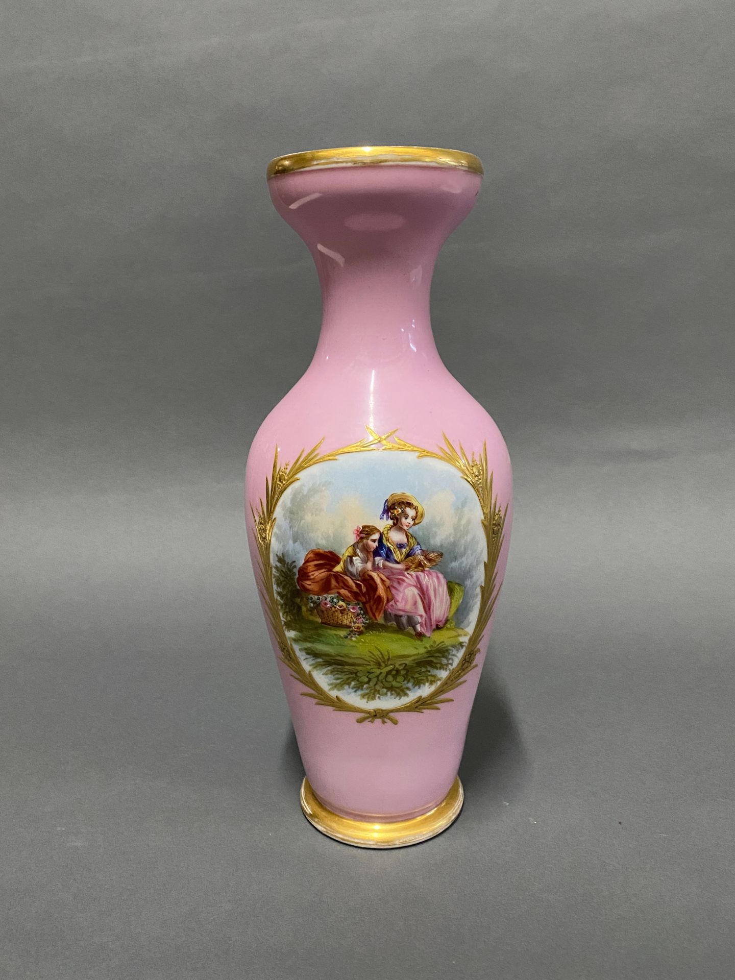 Null 粉红色背景的瓷质花瓶，装饰有保护区内的动画场景

19世纪晚期

高：33厘米（颈部有缺口）