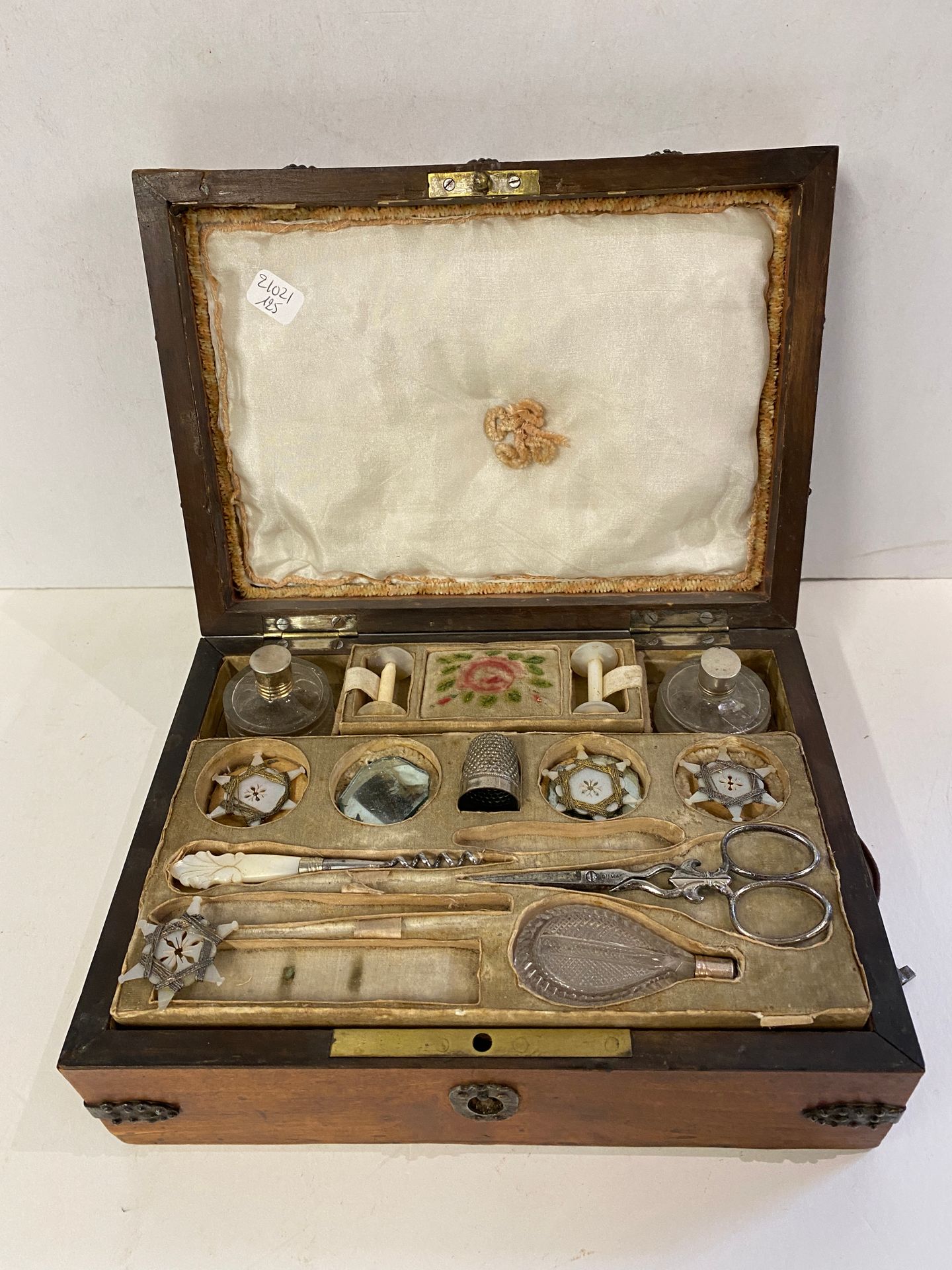 Null Caja de chapa que contiene un kit de costura

Siglo XIX

Señoras

H : 9 - L&hellip;