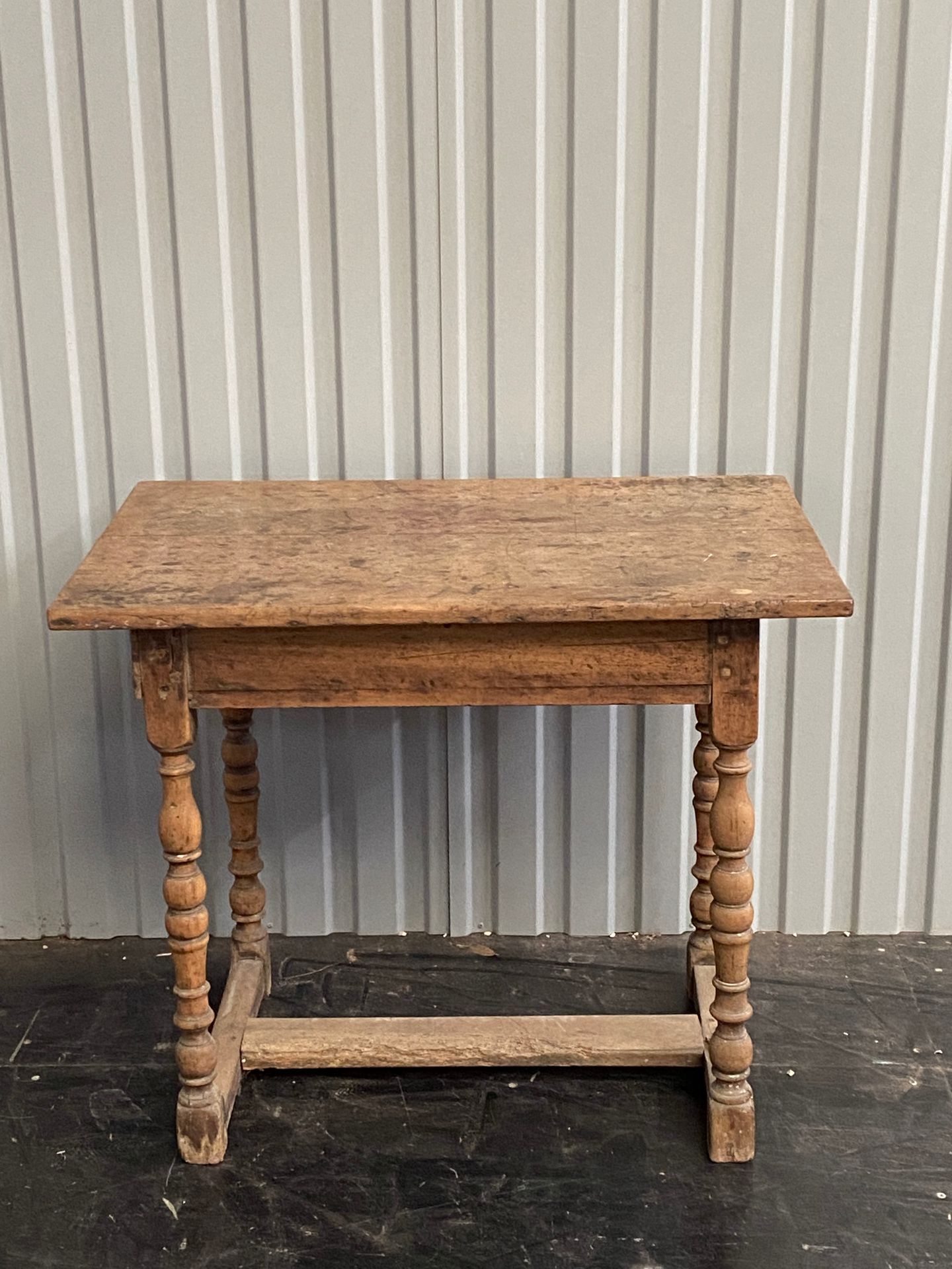 Null Rectangular table in natural wood with a turned base connected by an H-shap&hellip;