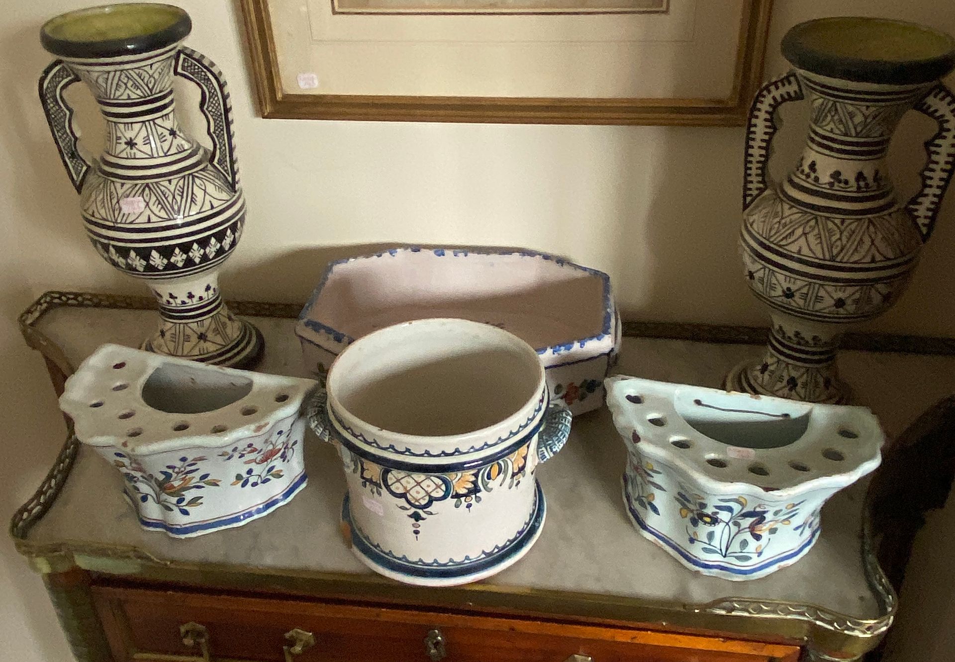 Null Lotto di ceramica comprendente due vasi da fiori, due vasi con prese e un c&hellip;