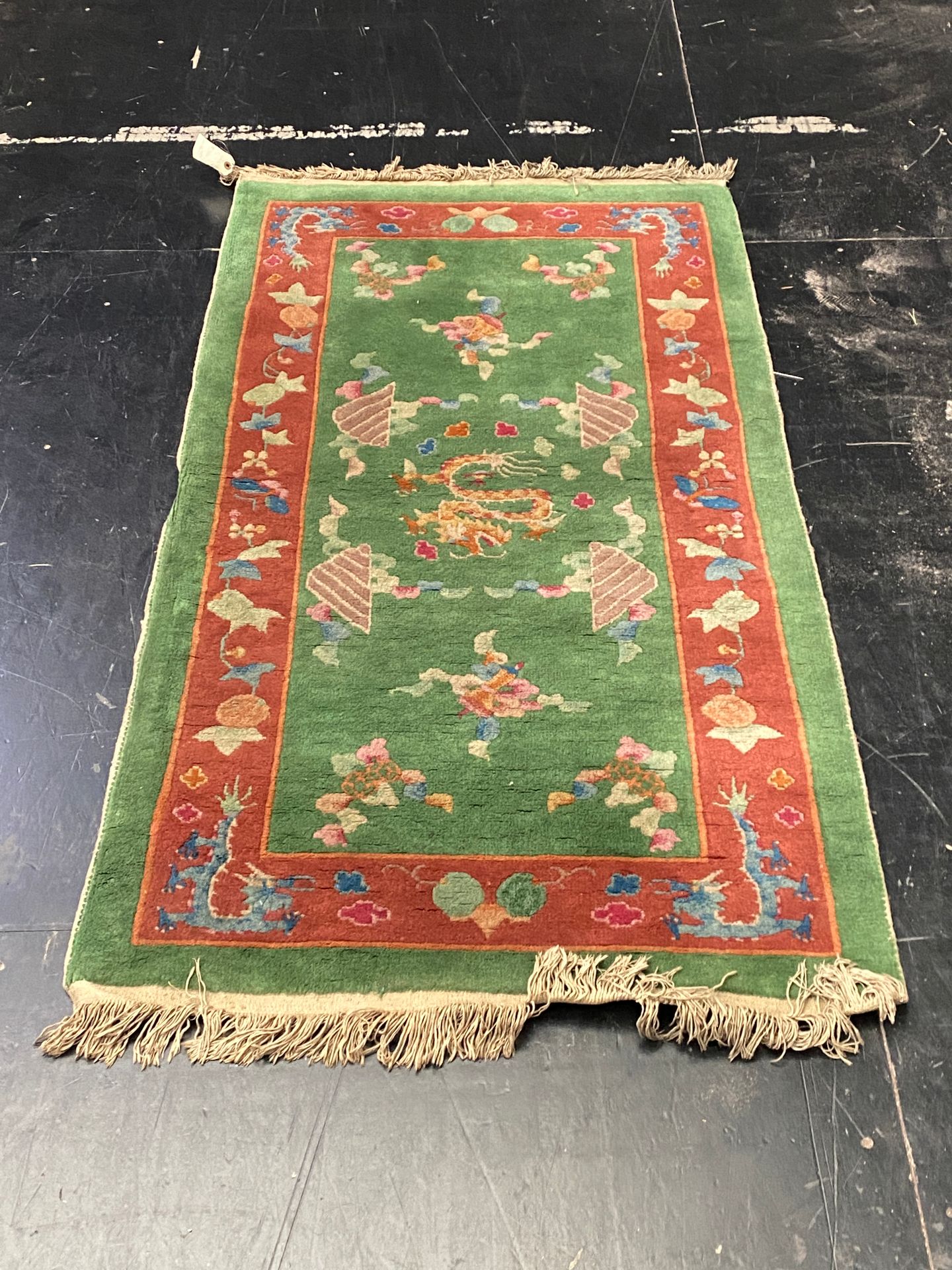 Null CHINE

Petit tapis chinois à fond vert à décor d'un dragon.

Vers 1900