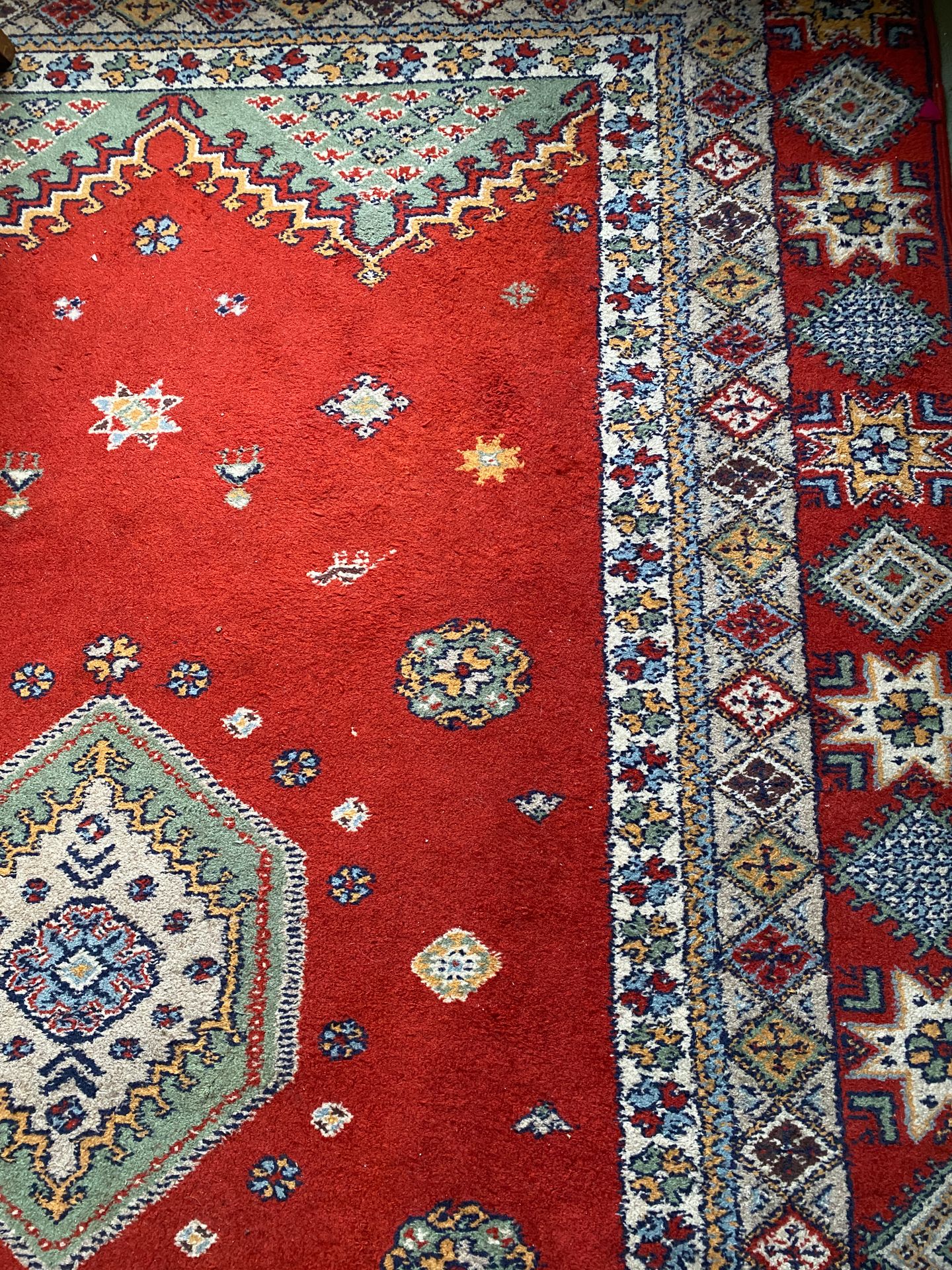 Null Teppich mit rotem Hintergrund

(Verkauf 20. Januar2022)