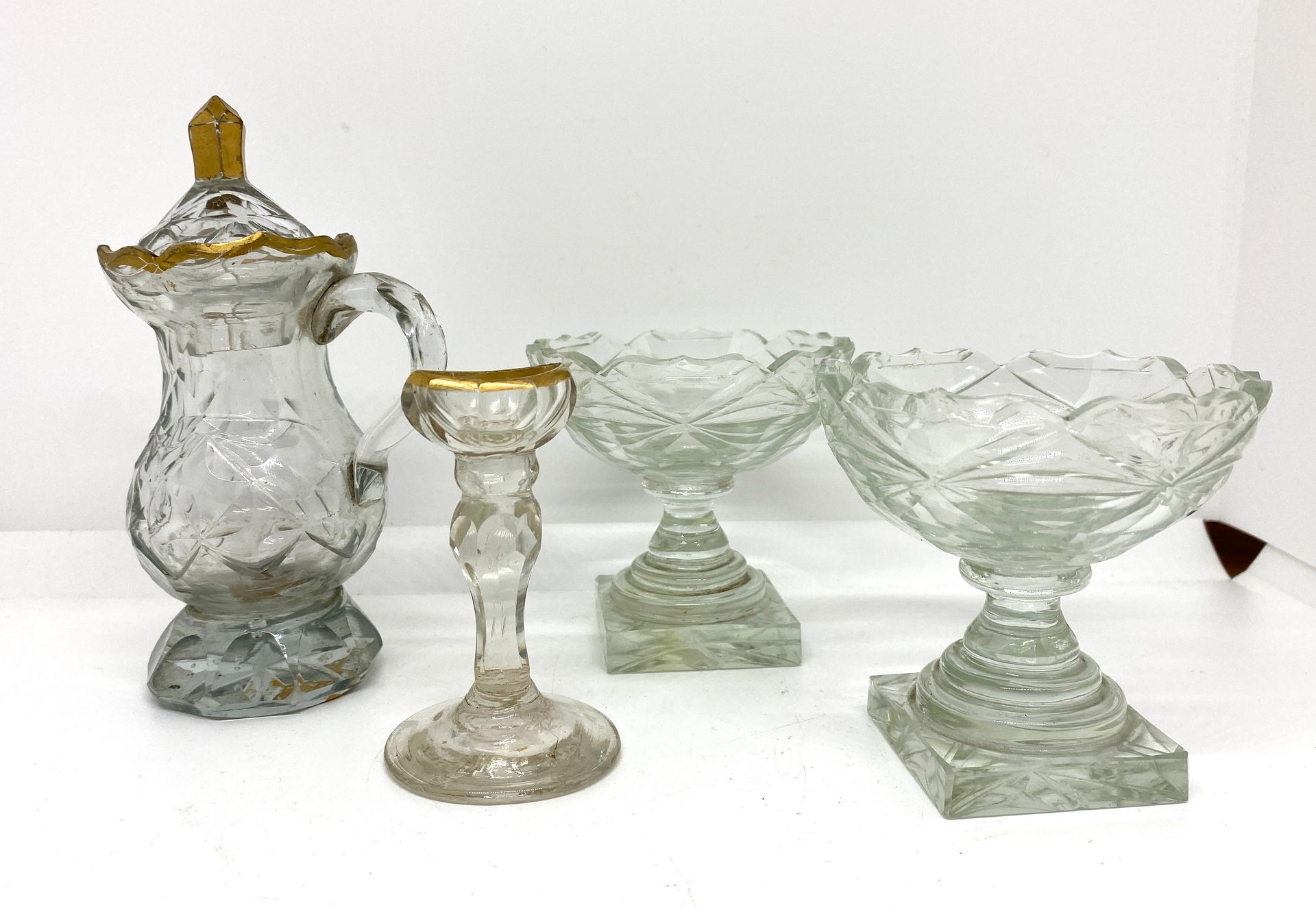 Null 套装包括：一个切割玻璃芥末罐和洗眼器

18世纪晚期

附有两个小的切割玻璃碗。