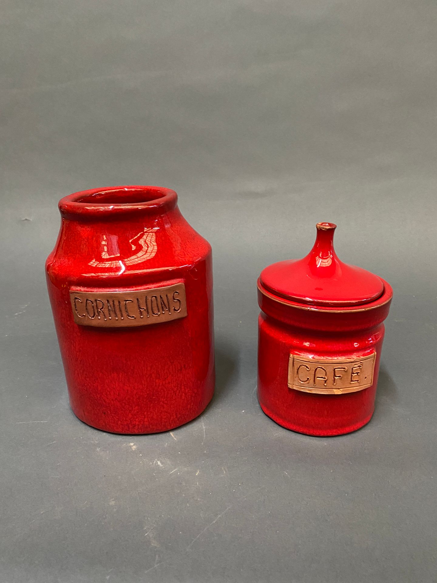 Null CLOUTIER

两个红色的陶瓷盆

薯片和添加的盖子

H.大的为19.5厘米
