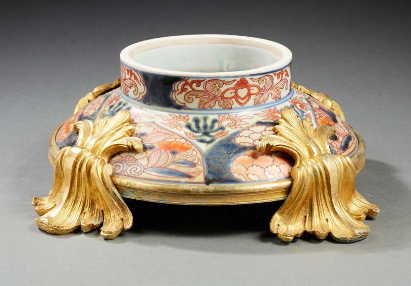Null Vase bas en porcelaine décoré de la palette Imari, monture en bronze doré.
&hellip;