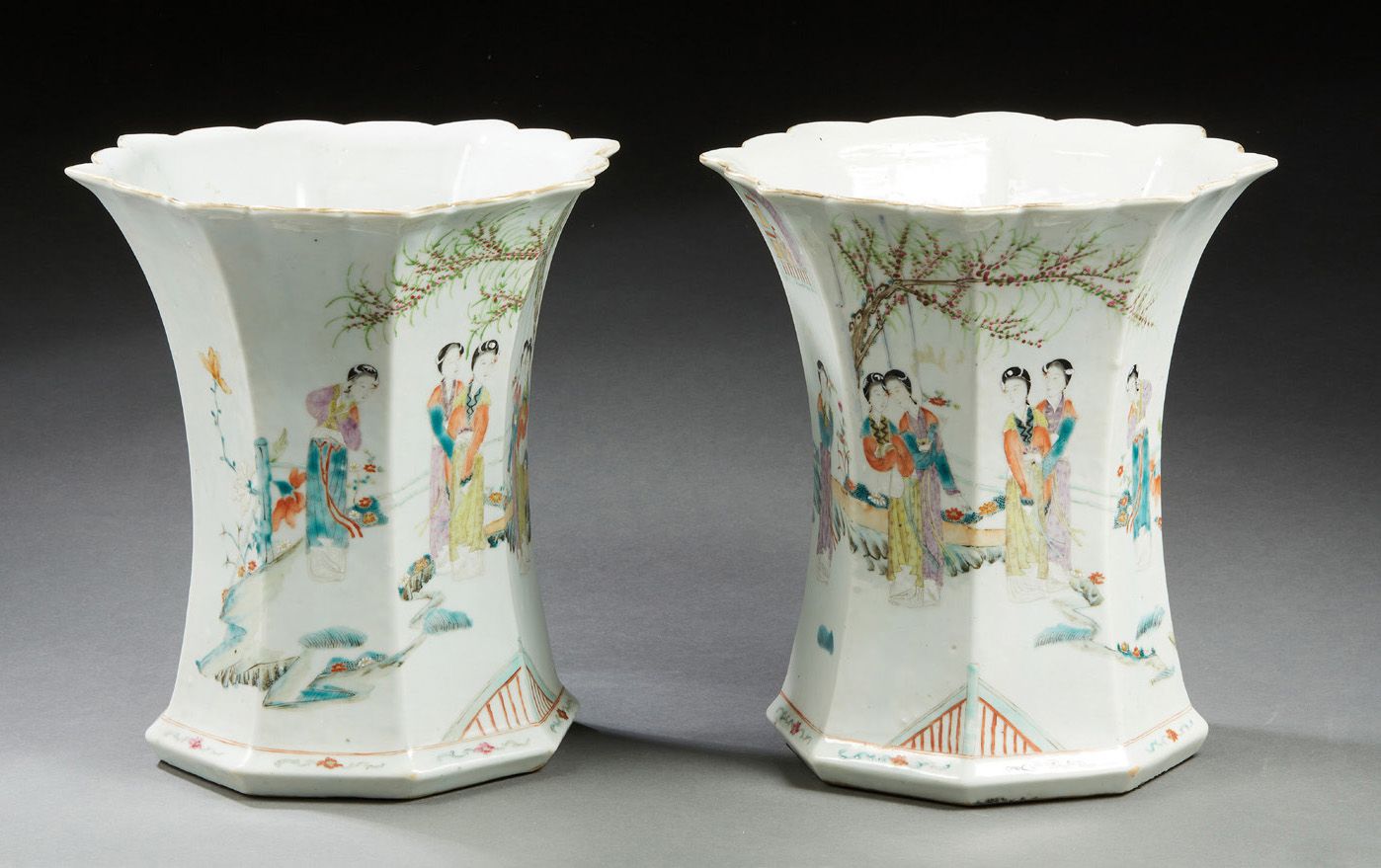 CHINE 一对六边形的外翻瓷瓶，背面以绿色家族珐琅彩装饰，有人物和诗句。
高度：28厘米
