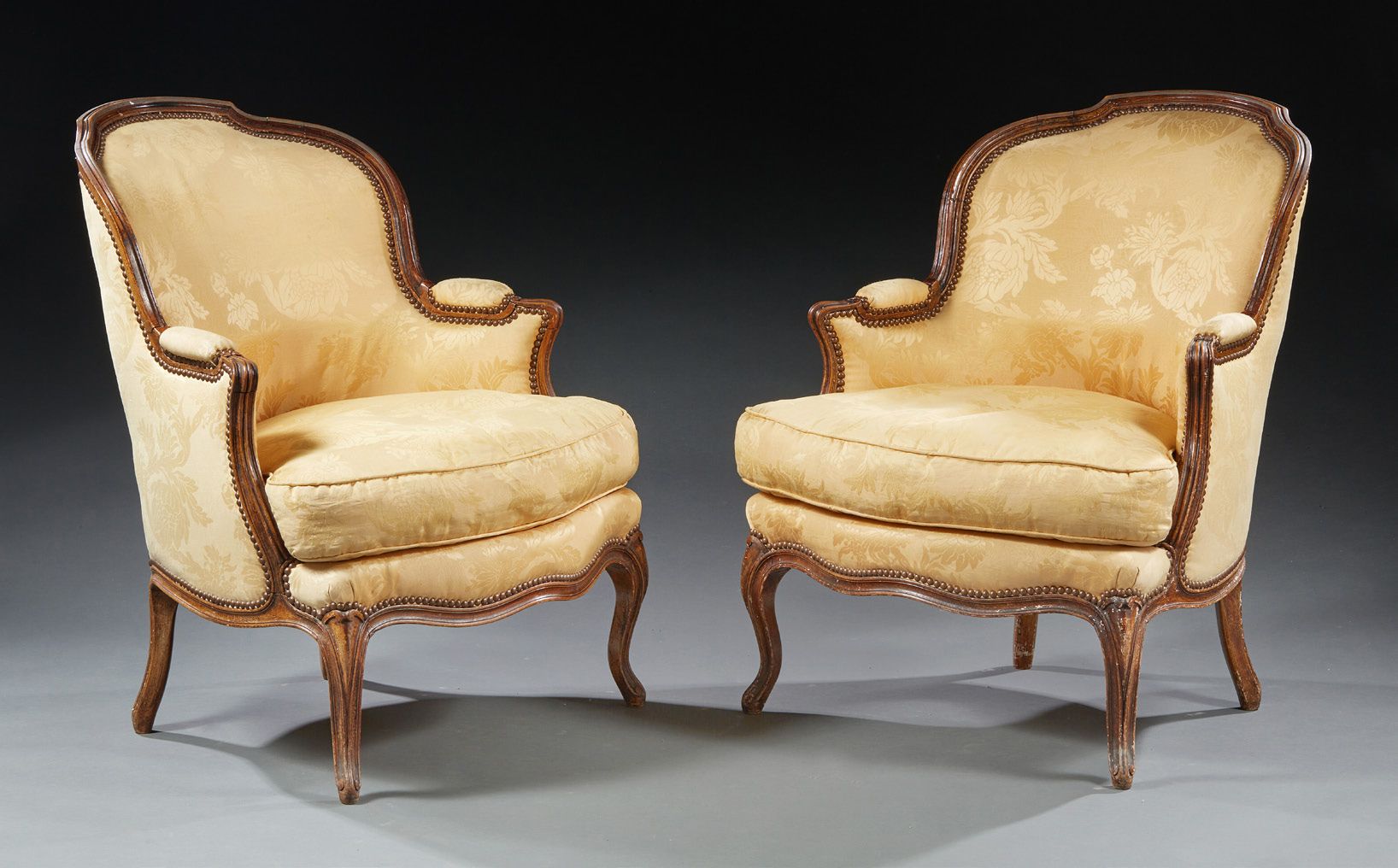 Null 一对天然木制的敞篷式靠背椅，用黄色织物装饰
路易十五风格。
高度：91.5厘米-72.5厘米