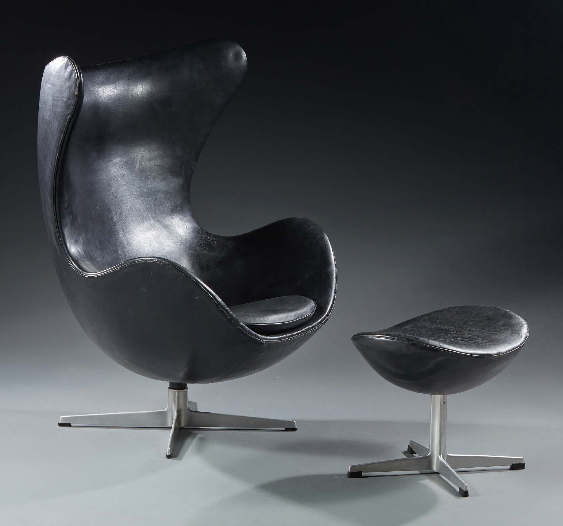 ARNE JACOBSEN (1902-1971) & FRITZ HANSEN (ÉDITEUR) 
被称为 "蛋 "的旋转扶手椅 "n°3317 "和它的长&hellip;