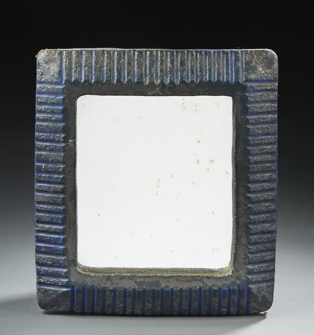 Attribué à MITHE ESPELT (1923-2020) 黑色和蓝色陶瓷的长方形镜子。
尺寸：32 x 29 cm