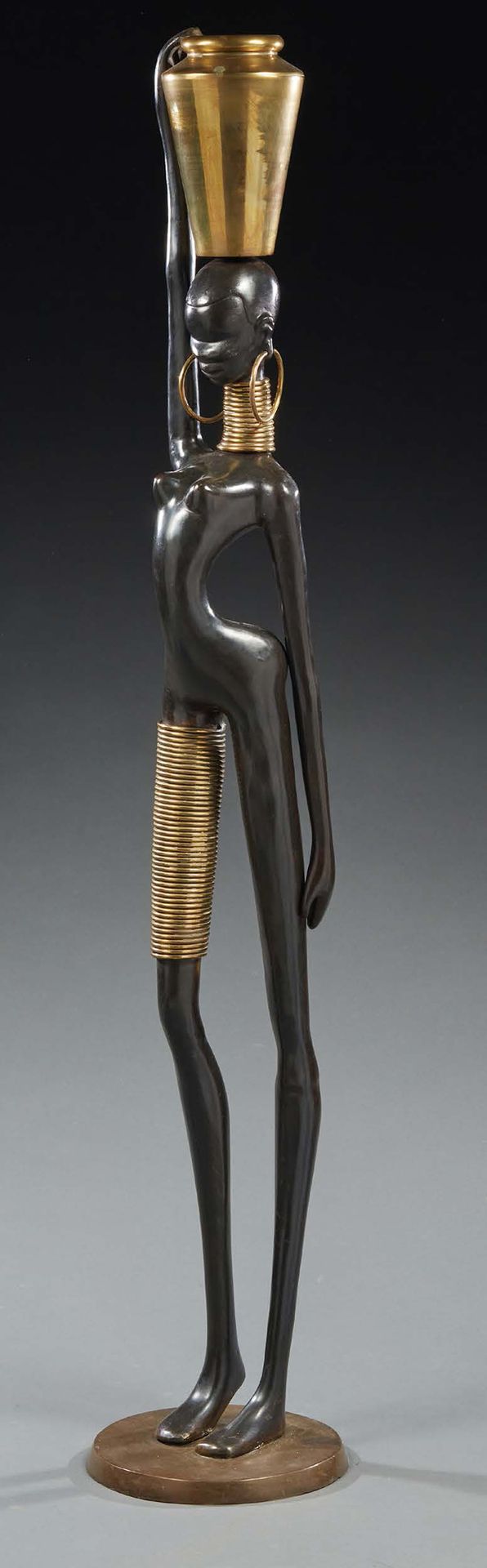 TRAVAIL 1970 Bronzeskulptur, die eine afrikanische Frau darstellt
H. : 166 cm