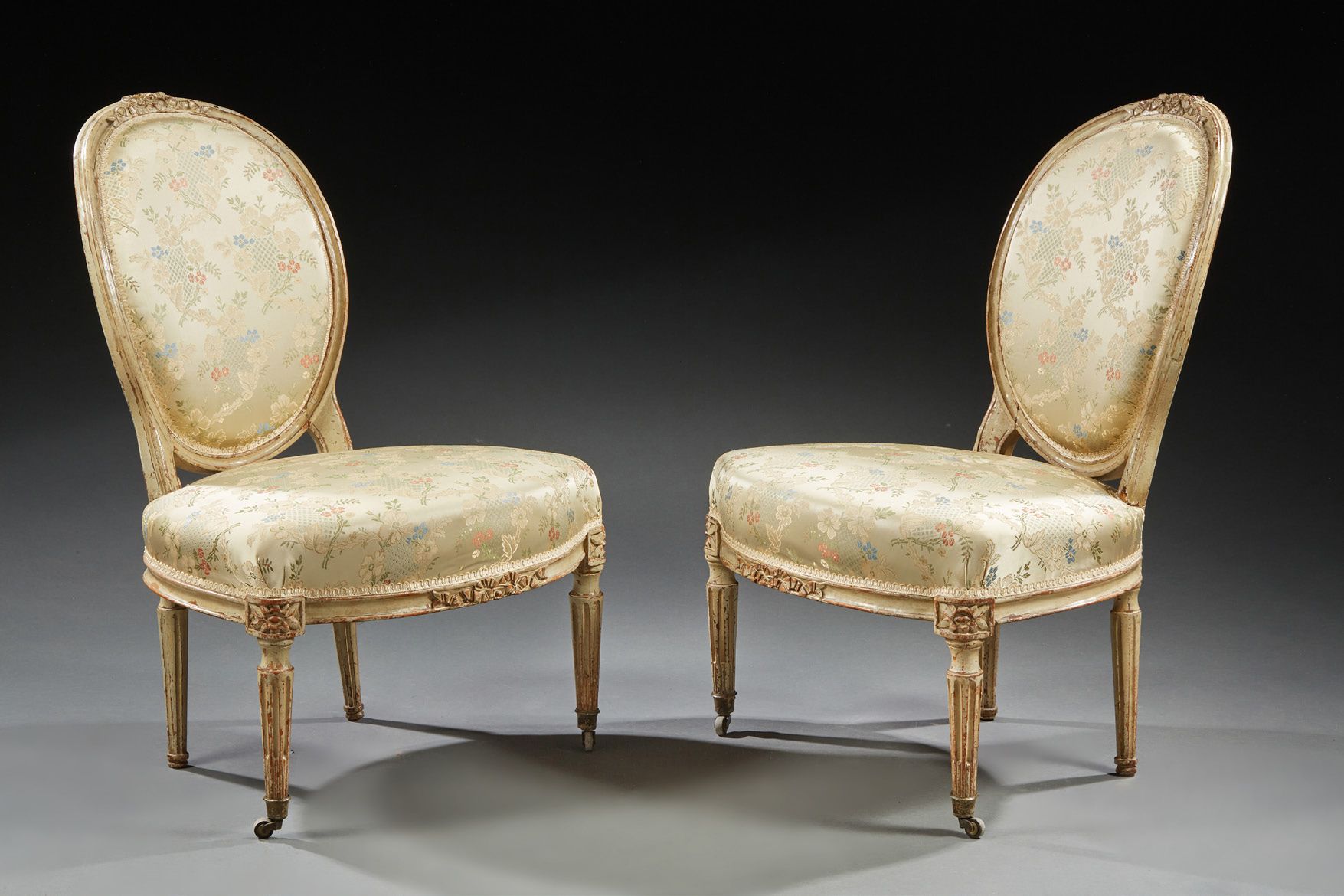 Null Ein Paar breite Stühle und niedrige Stühle mit Medaillon-Rückenlehne aus Nu&hellip;
