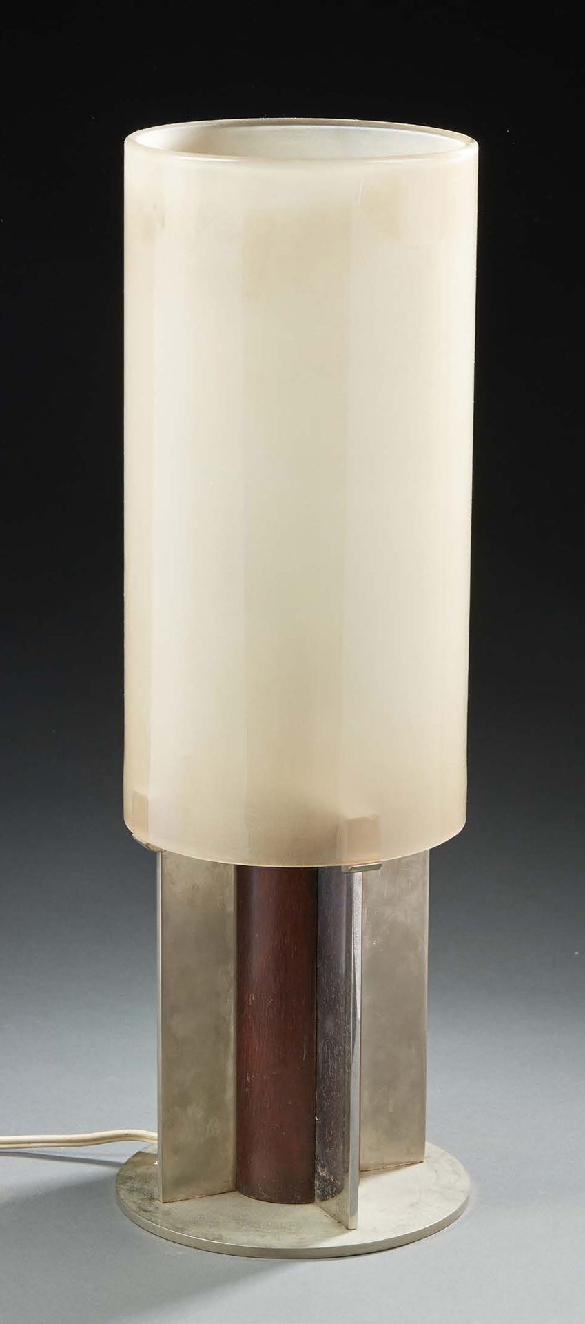 Jean-Boris LACROIX (1902 - 1984) 灯具采用镀镍的金属翅片框架，内含异国情调的木质元素，喷砂玻璃的锥形反射器。
签有 "Boris&hellip;