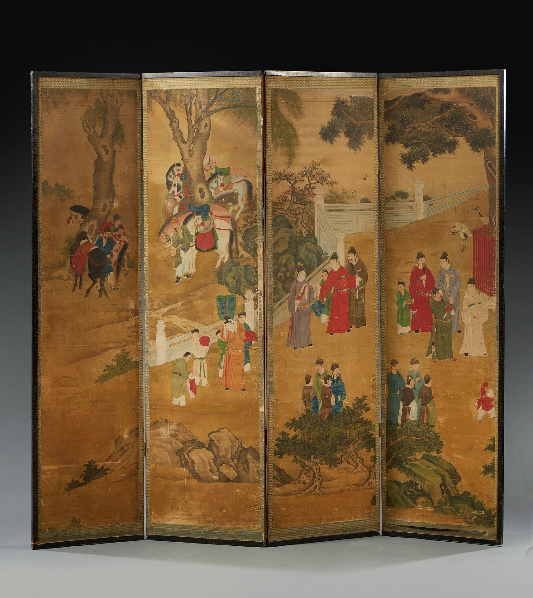 CHINE 饰有宫廷景象的四叶屏风。
纸上水粉画。
212 x 229厘米。