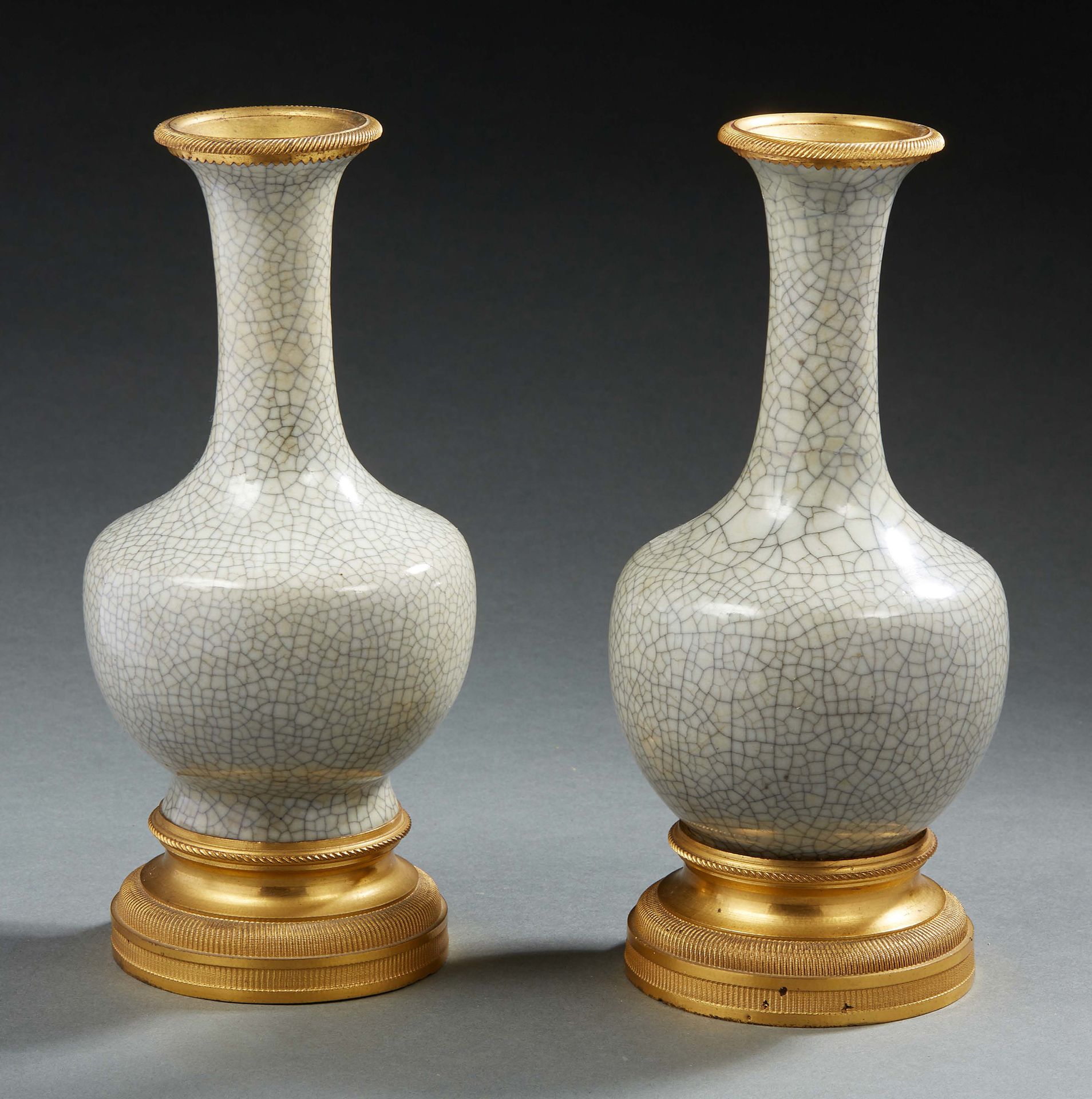 CHINE 一对长窄颈裂纹的GE型瓷瓶。乾隆时期（1736-1795）或嘉庆时期（1796-1820）。在欧洲，它们是在18世纪末或19世纪前三分之一的时间里，&hellip;