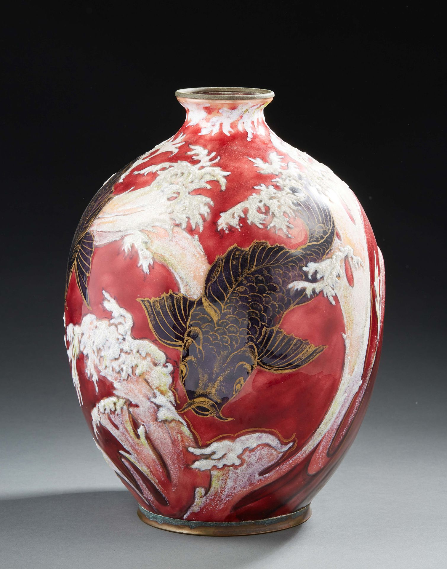 Camille FAURÉ (1874-1956) 珐琅彩花瓶，在红色背景上装饰着波浪和鲤鱼。
壶身签名为FAURE，法国利摩日。
高度：29厘米