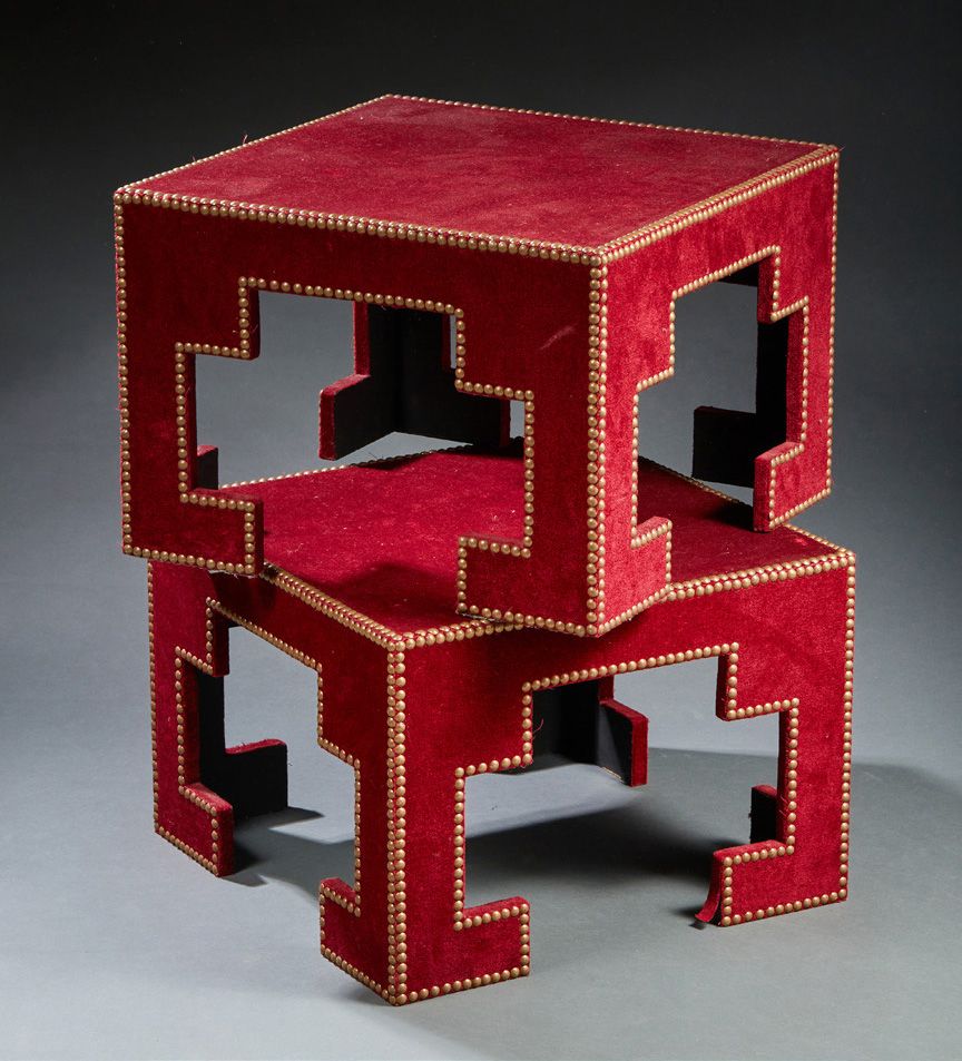 DAVID HICKS (1929-1998) 一对红色天鹅绒沙发端
Dim. 36 x 50 x 50 cm