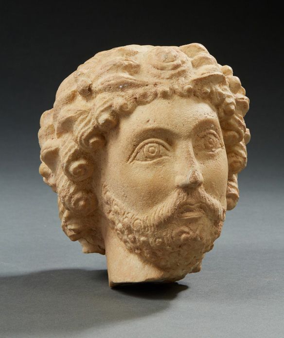 Null Limestone head representing a bearded man wearing laurels.
H : 13,5 cm.