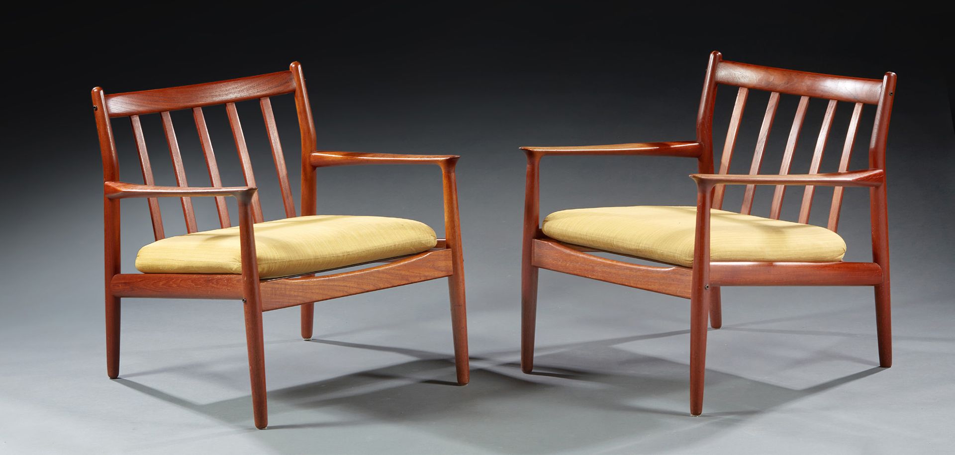 ARNE VODDER (1926-2009) 一对扶手椅，芥末色织物装饰。
尺寸：71 x 72.5 x 63 cm