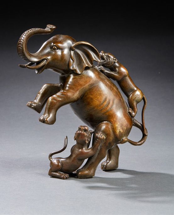 JAPON Gruppe aus patinierter Bronze, die einen Elefanten darstellt, der von Tige&hellip;
