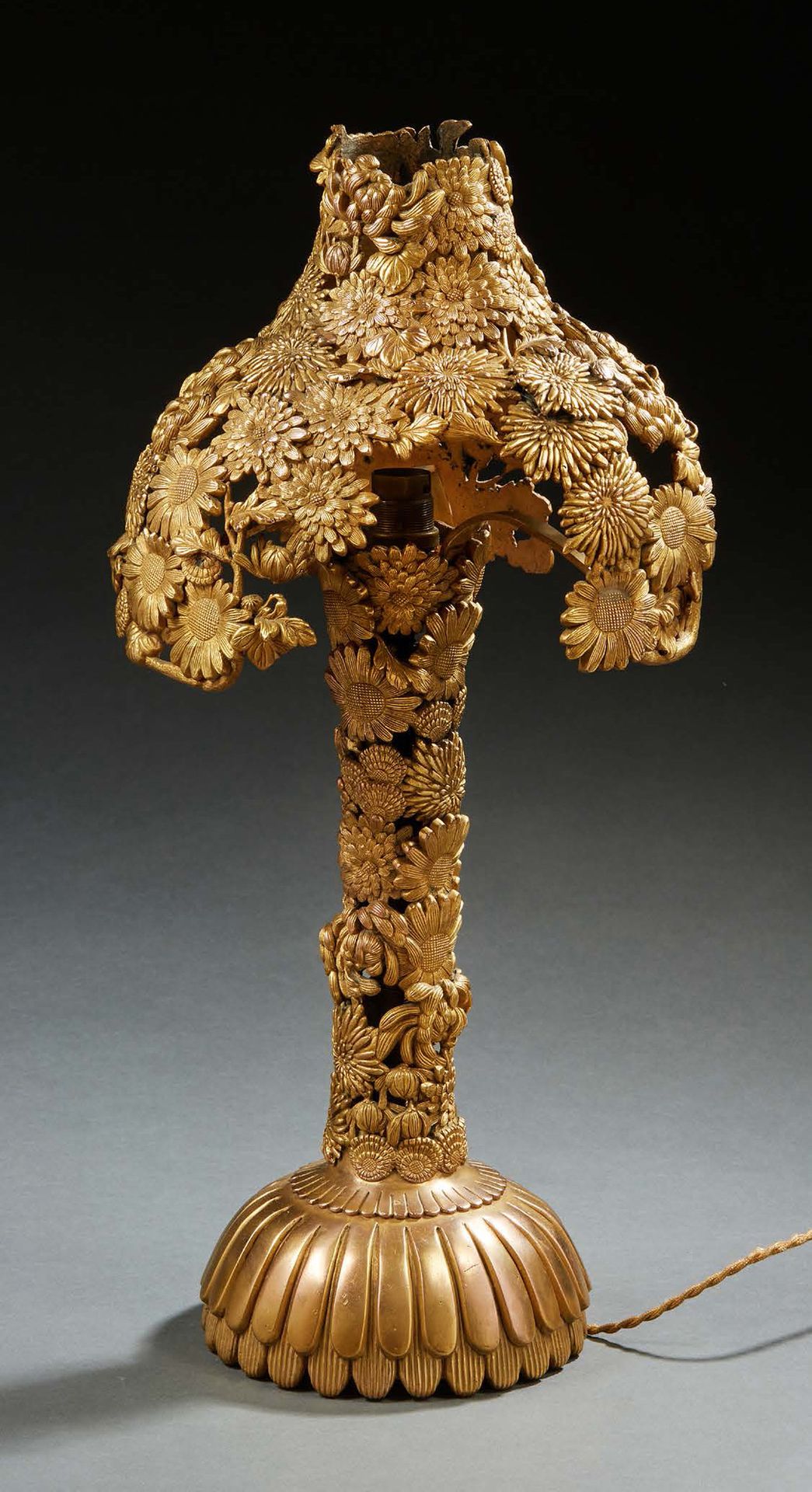 Null ART NOUVEAU
Lampada in bronzo dorato con disegno di fiori traforati.
Opere &hellip;