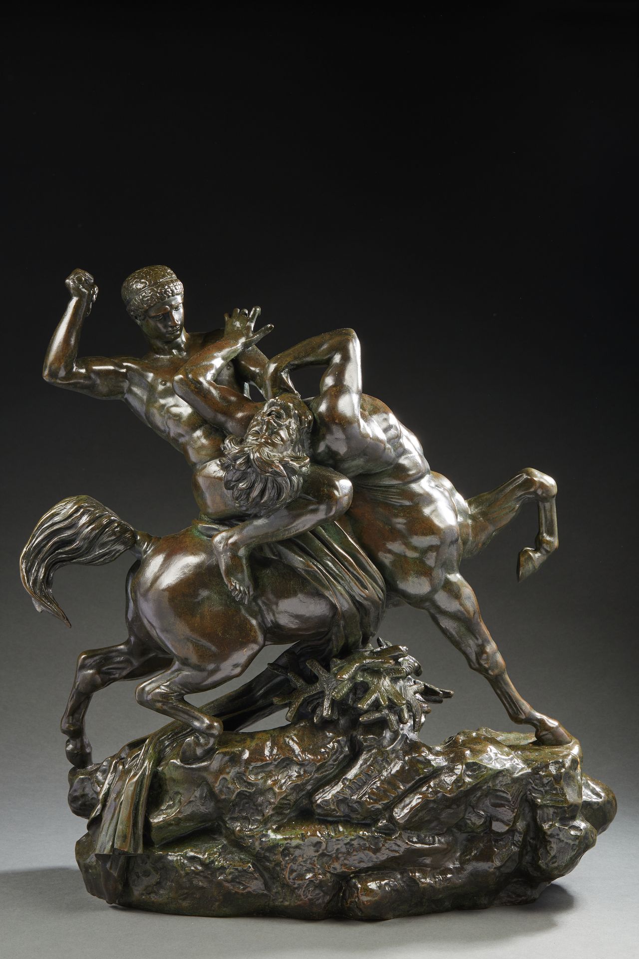 Null 安托万-路易斯-巴里

半人马和Lapithes的斗争

带有绿色铜锈的大型铜组

H.56厘米

宽度（底座）：50厘米