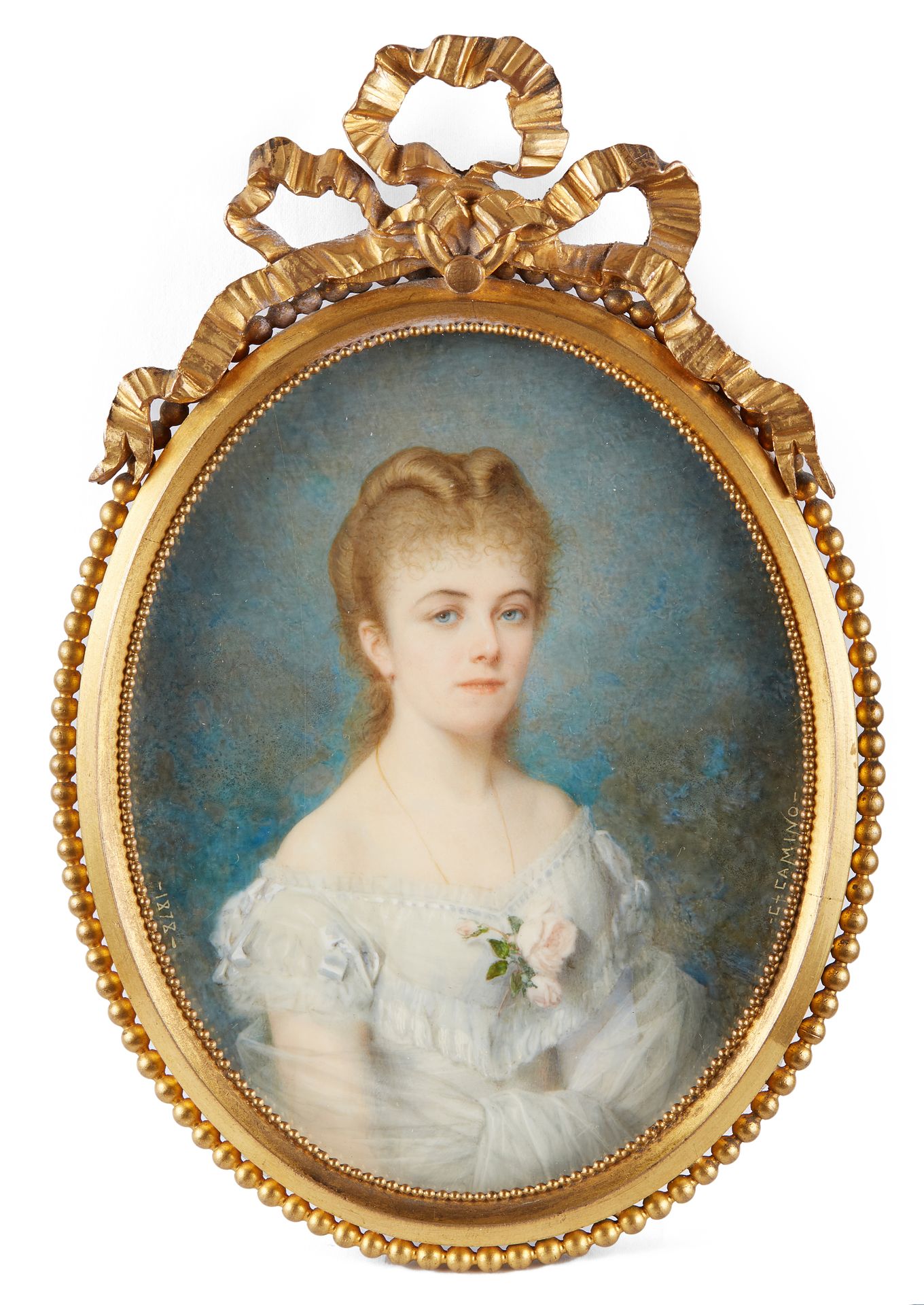 Null 
查尔斯-卡米诺 (1824 - 1888)

一位身穿白色连衣裙的年轻女子的肖像，上面有一个玫瑰花扣眼。

椭圆形的迷你型。

右侧边缘有签名，左侧&hellip;