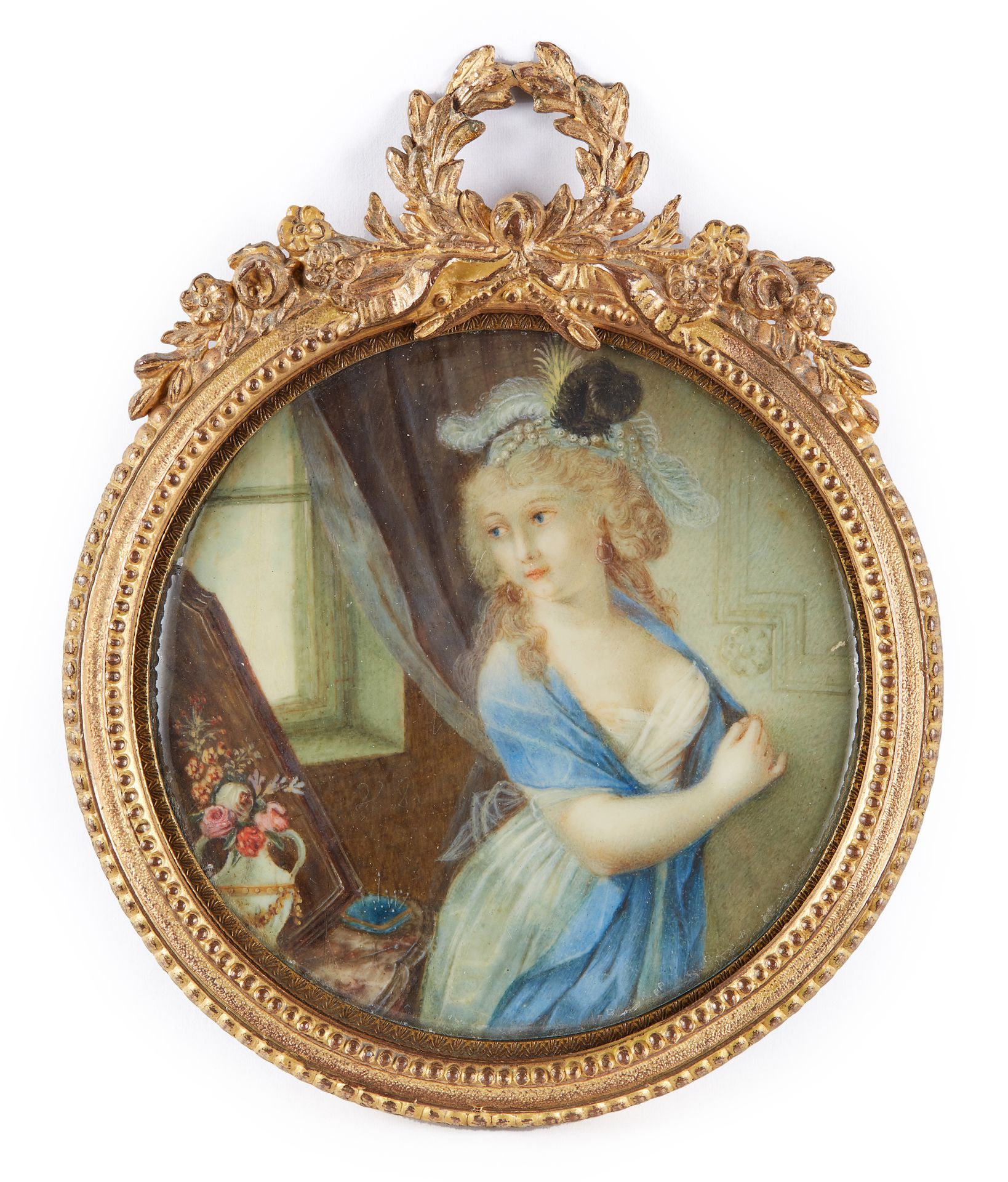 Null 19世纪初的法国学校

一个年轻女孩在镜子前的肖像，她穿着白色的面纱礼服，蓝色的围巾和鸵鸟羽毛和珍珠。

圆形微型画，水彩画，纸板上的放大图。&hellip;