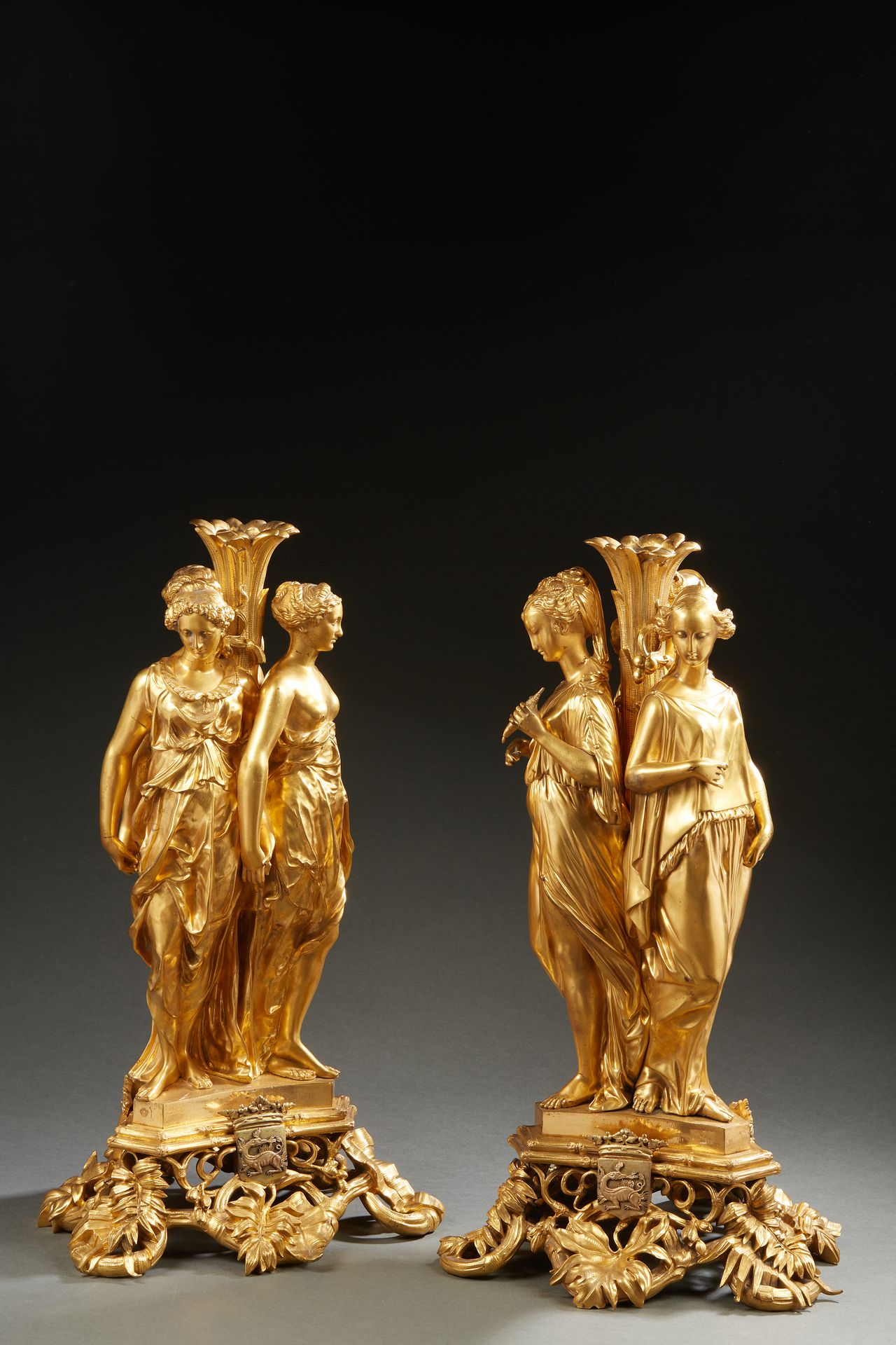 Null 鎏金青铜雕塑组一对

三圣母，底座上装饰着鲜花和蝾螈

H.(总数)：52厘米