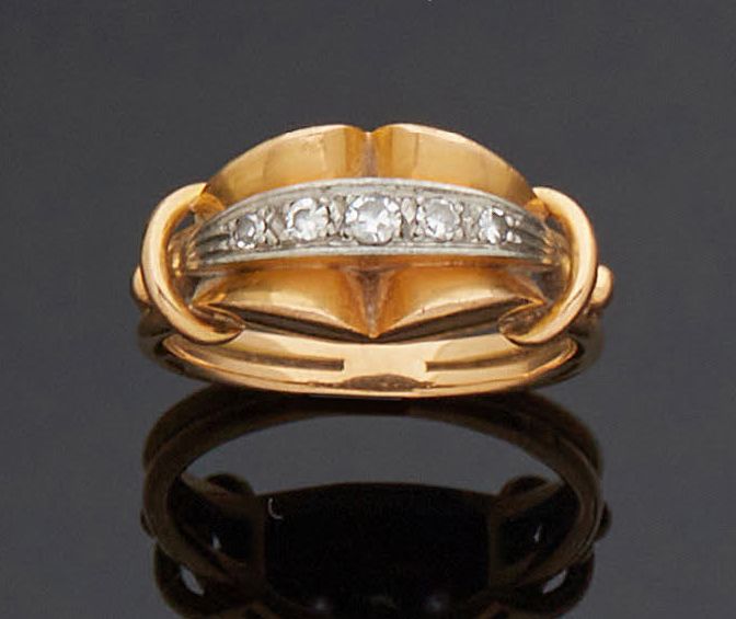 Null 有卷轴图案的黄金戒指，其中一环镶嵌了八分之一的小河钻石。TDD : 55
毛重 : 5,6 g
