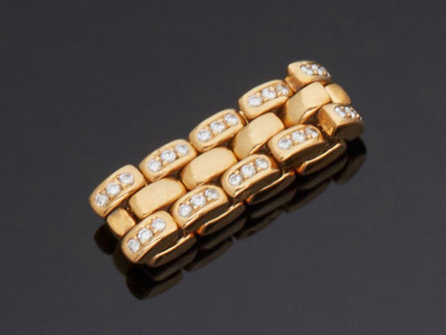 CHAUMET, Paris 一枚750毫米的黄金铰链戒指，有三排链节，其中两排完全镶嵌了小型明亮式切割钻石。
有签名和编号的360677。
在其案件中。
TD&hellip;