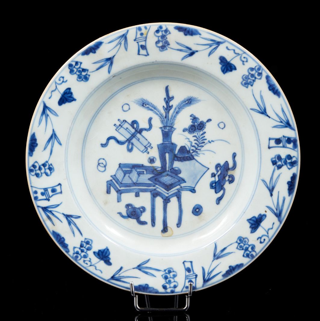 CHINE, XVIIIe siècle et XIXe siècle Set including a plate and a dish in blue and&hellip;