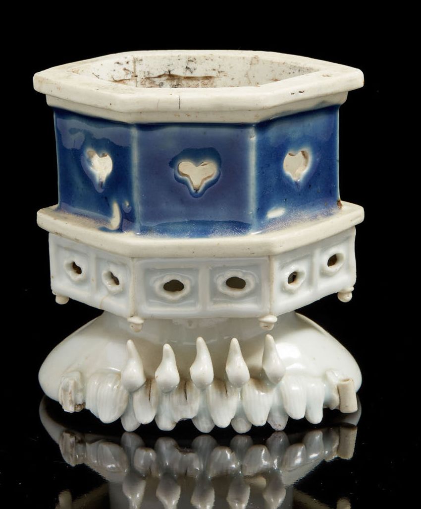 JAPON, XIXe siècle Pequeña base hexagonal de porcelana esmaltada en azul y blanc&hellip;