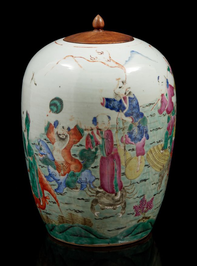 CHINE, fin XIXe siècle Porcelain ovoid vase and enamels of the pink family decor&hellip;