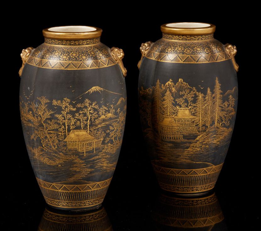 JAPON, période MEIJI 一对萨摩陶器花瓶，黑底镀金的山水图案。
H.19厘米