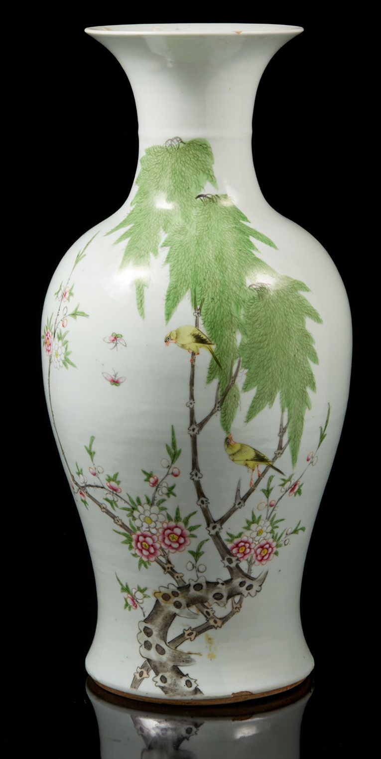 CHINE, XXe siècle 瓷质阳台花瓶，多色珐琅彩绘有盛开的树枝上栖息的鸟。
H.45厘米