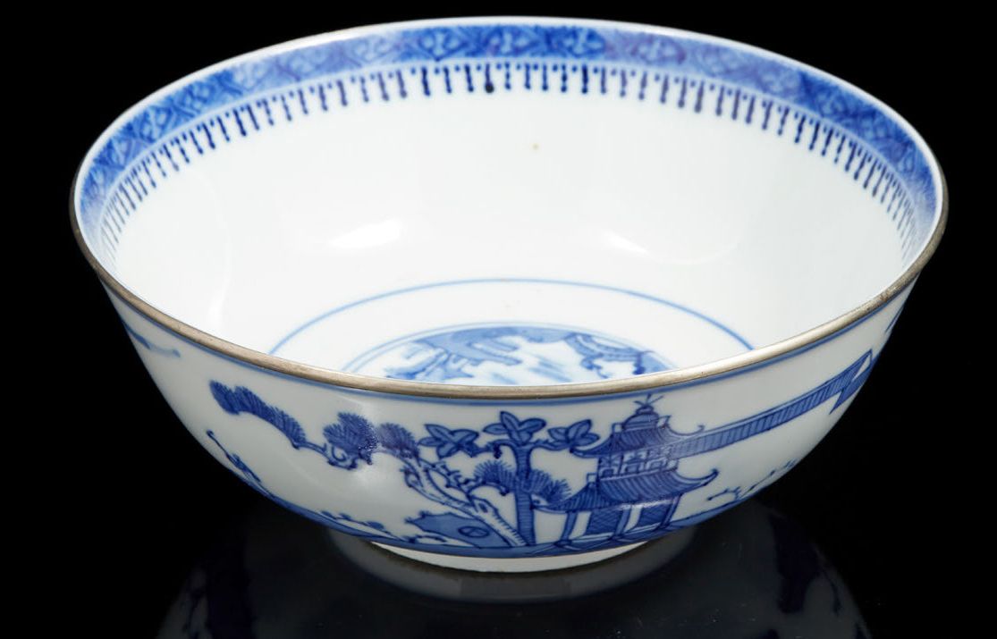 CHINE pour le VIETNAM, XIXe siècle Ciotola in porcellana bianca e blu di Hue, de&hellip;