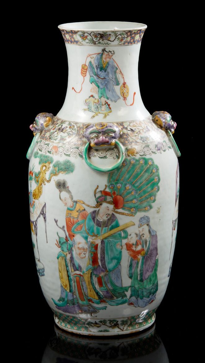 CHINE, XIXe siècle Vase balustre en porcelaine et émaux polychrome à décor de sc&hellip;