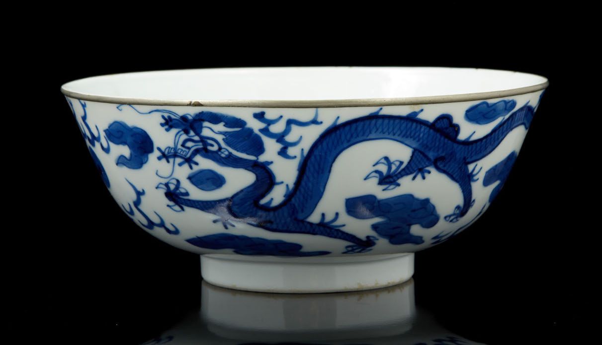 VIETNAM, XIXe siècle 青花瓷碗，饰有龙凤呈祥，追逐圣洁的宝石。
底座上的风格化标记
划痕
D. 16厘米
