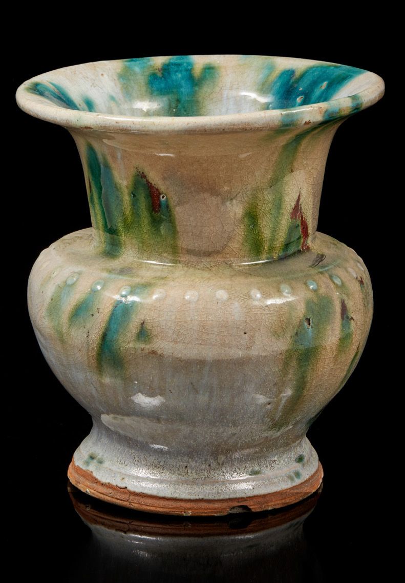 CHINE, première moitié XXe siècle 米色背景上施以绿色、蓝色和牛血红釉的扎斗形石器花瓶。身上装饰有小的风格化纽扣。背面有隆昌的标&hellip;