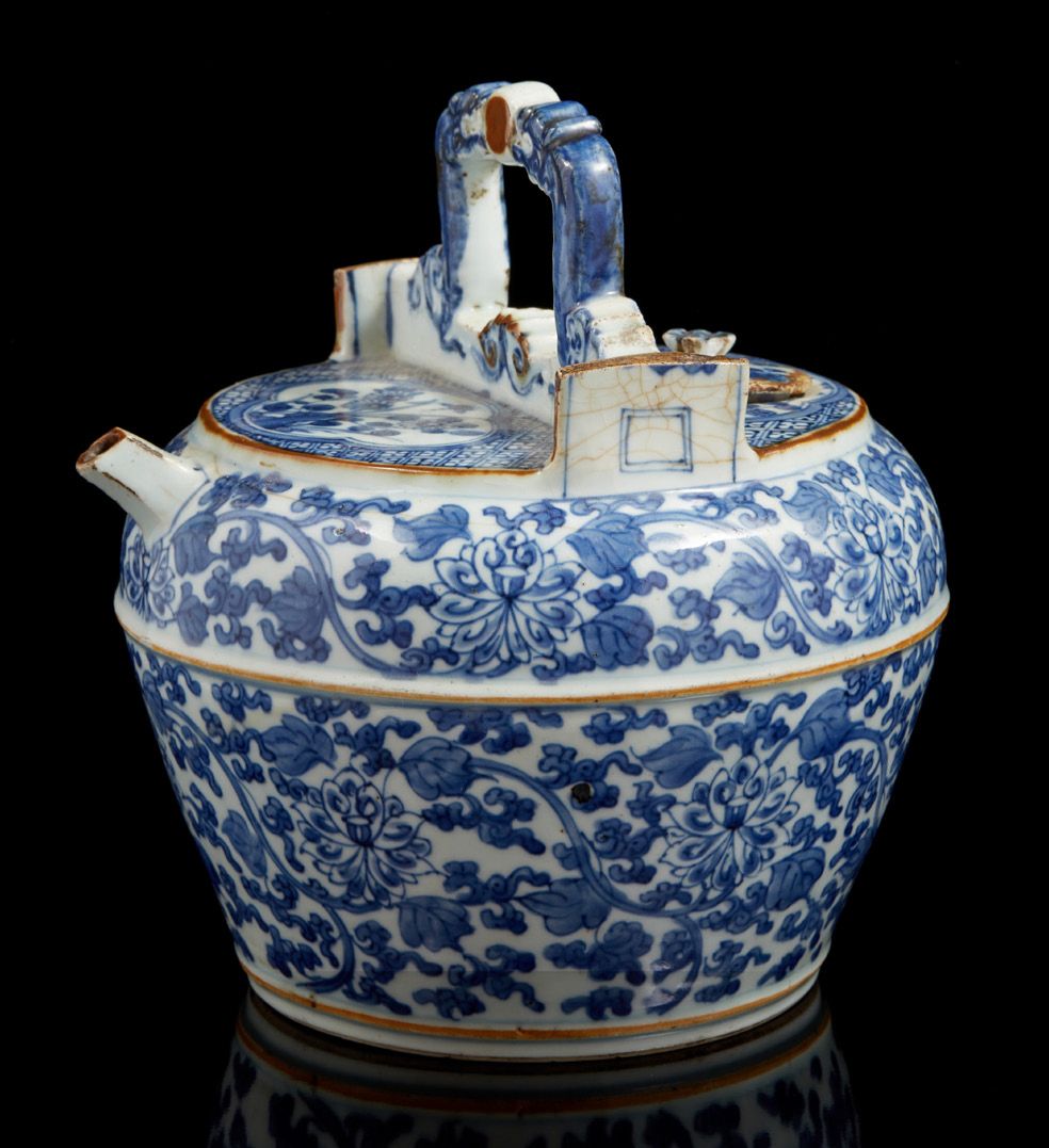 CHINE pour le VIETNAM, XIXe siècle Brocca in porcellana bianca e blu a forma di &hellip;