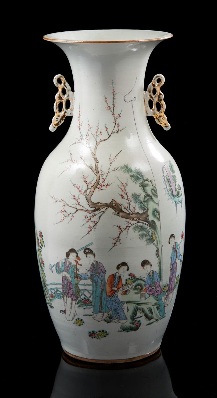CHINE, XXe siècle 瓷器和珐琅彩花瓶，装饰有春天的女神在樱花树下读书和书法。颈部的把手是镂空的。
颈部内的射击缺陷。
H.44.5厘米。