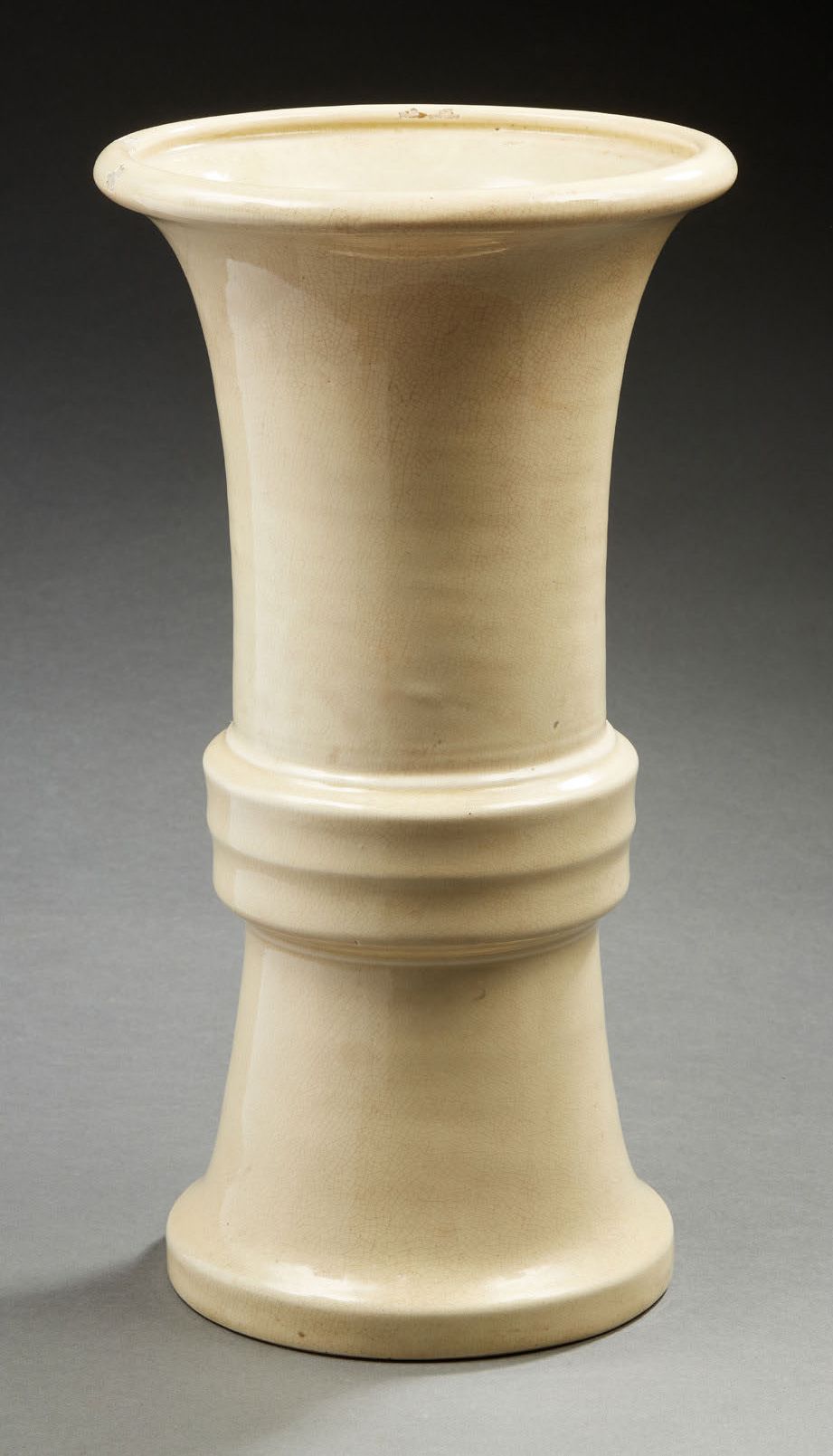 CHINE, XVIIIe-XIXe siècle 一个米色釉面陶瓷的环状体大顾花瓶。
颈部的事故和修复。
H.38.5厘米
